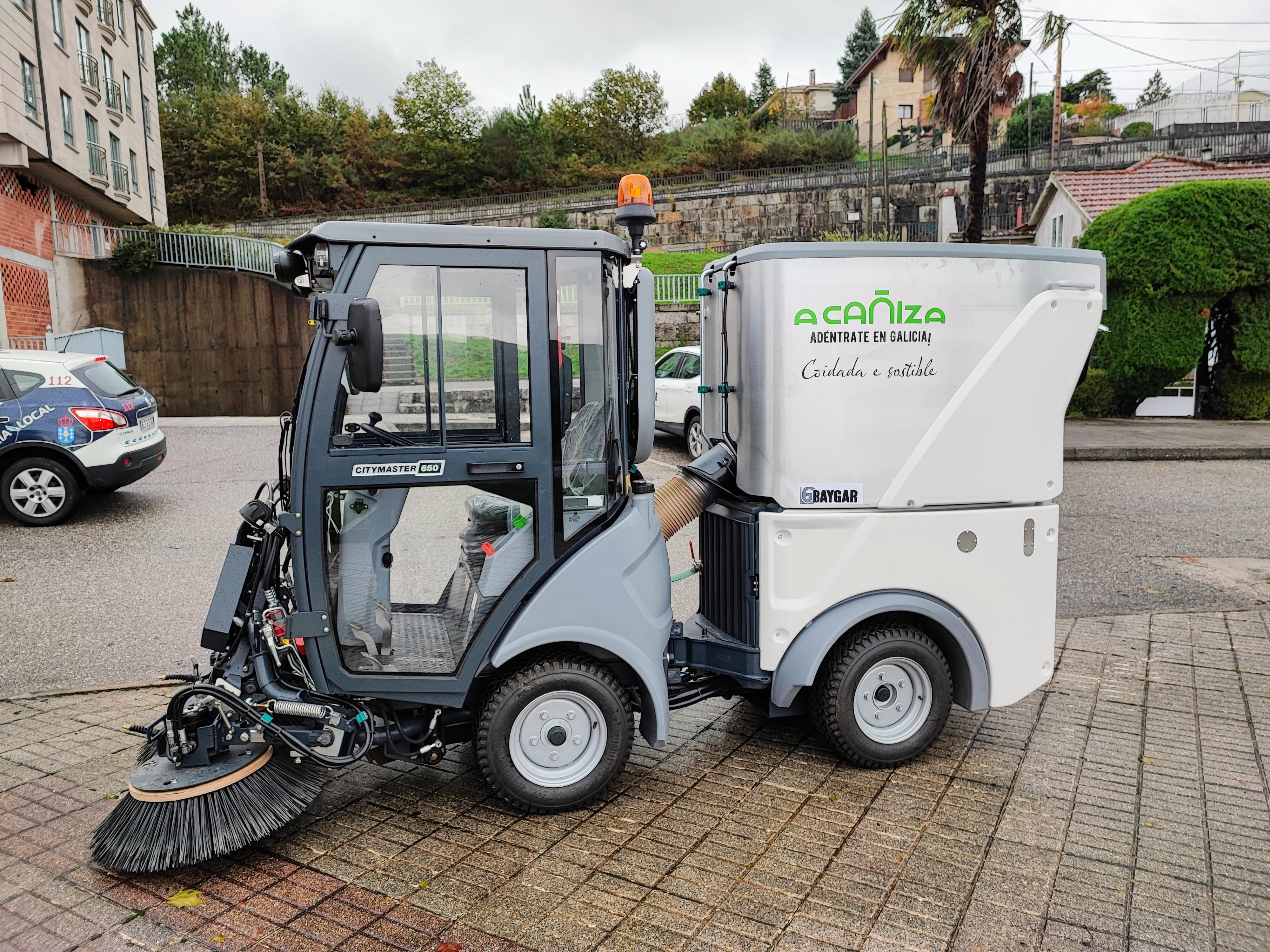 O Alcalde recepcionou esta mañá a entrega da nova máquina varredora profesional destinada ao Servizo de Limpeza do Casco Urbano