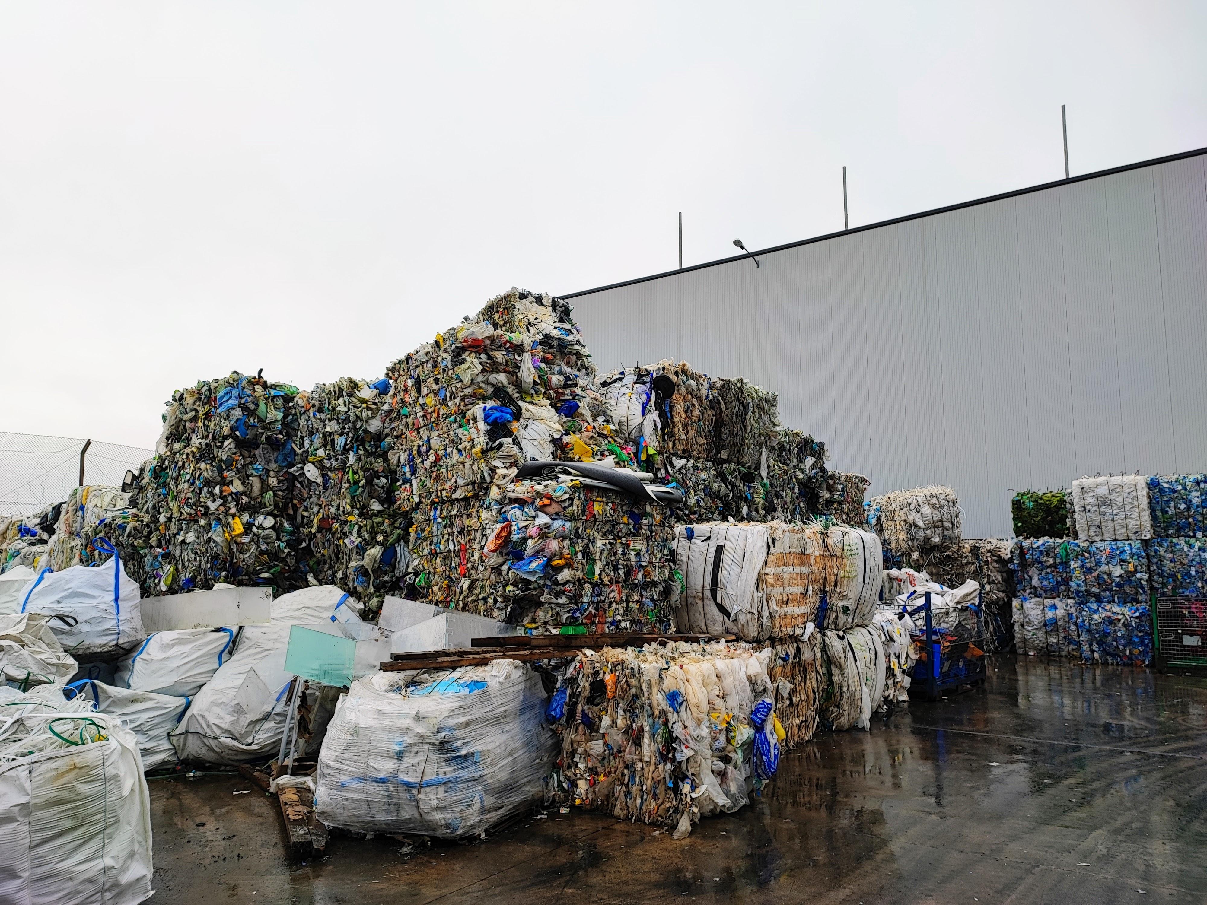 Visita do Alcalde á empresa RECICLADOS PLASTICOS LA CAÑIZA SL, situada en el Polígono Industrial Municipal