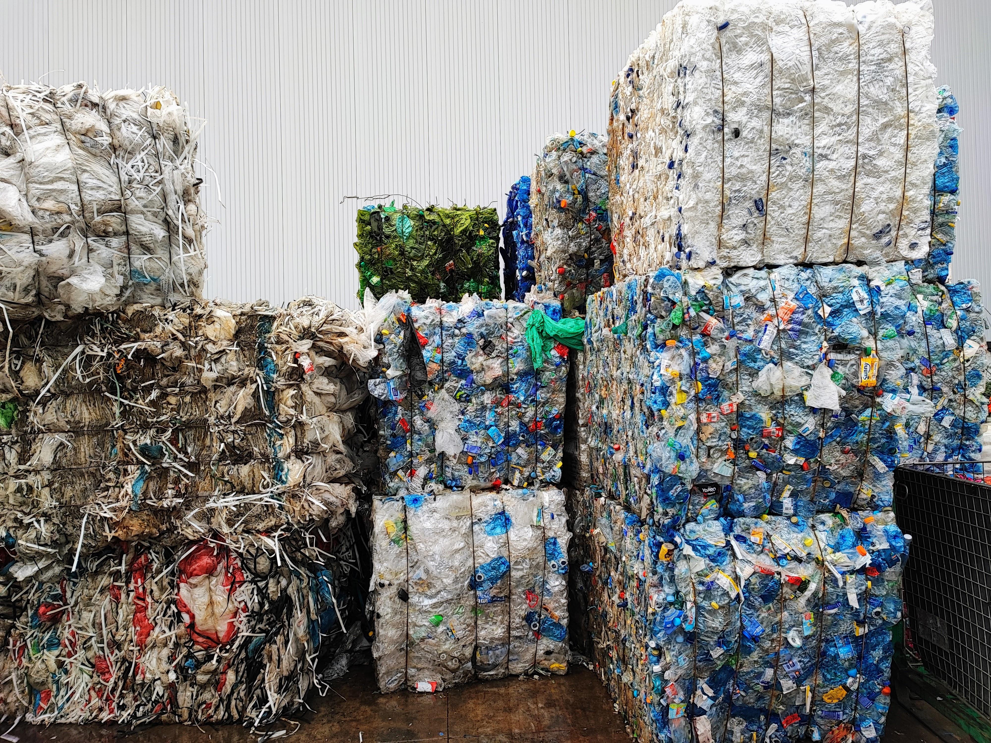 Visita do Alcalde á empresa RECICLADOS PLASTICOS LA CAÑIZA SL, situada en el Polígono Industrial Municipal