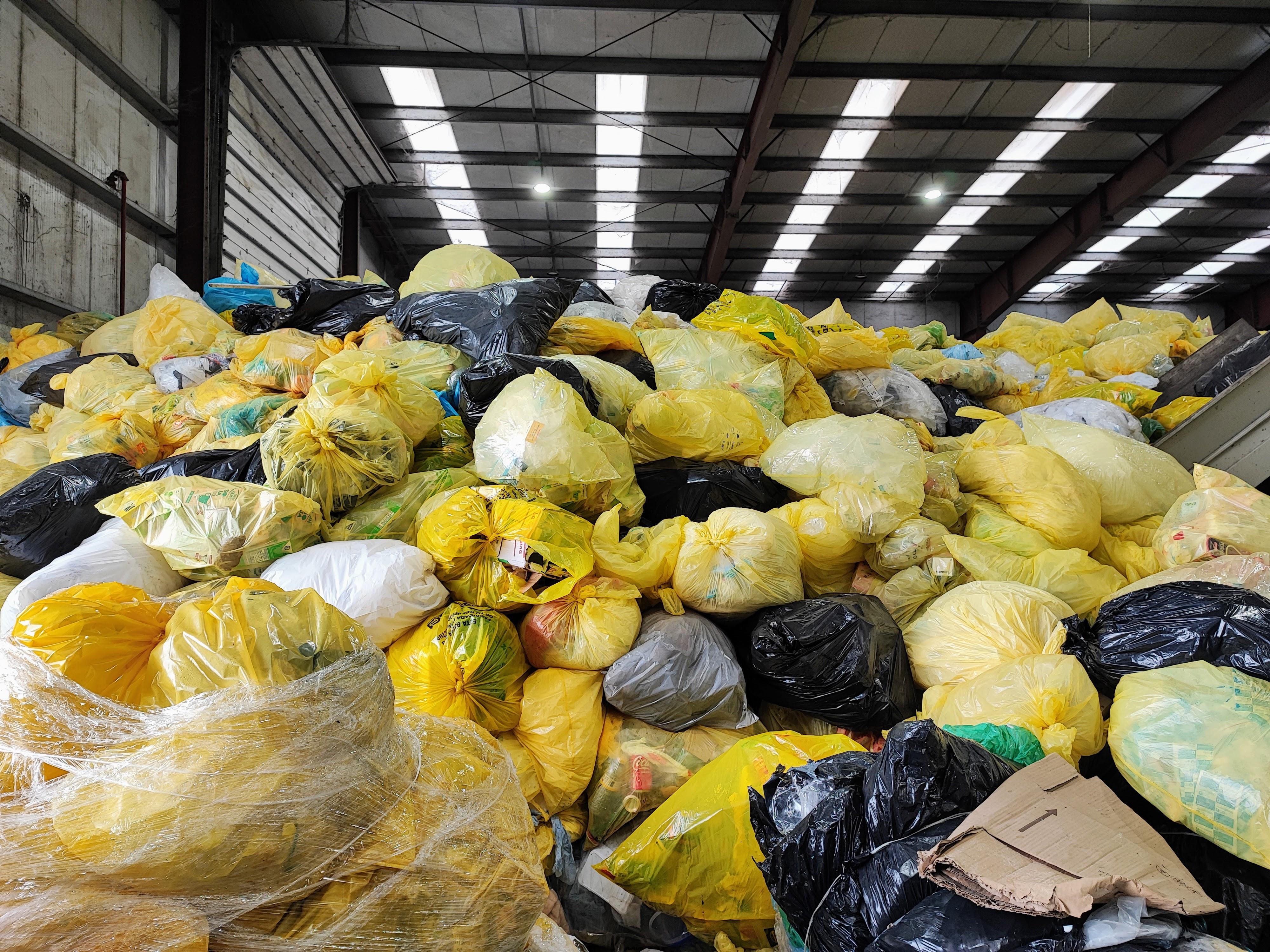 Visita do Alcalde á empresa RECICLADOS PLASTICOS LA CAÑIZA SL, situada en el Polígono Industrial Municipal