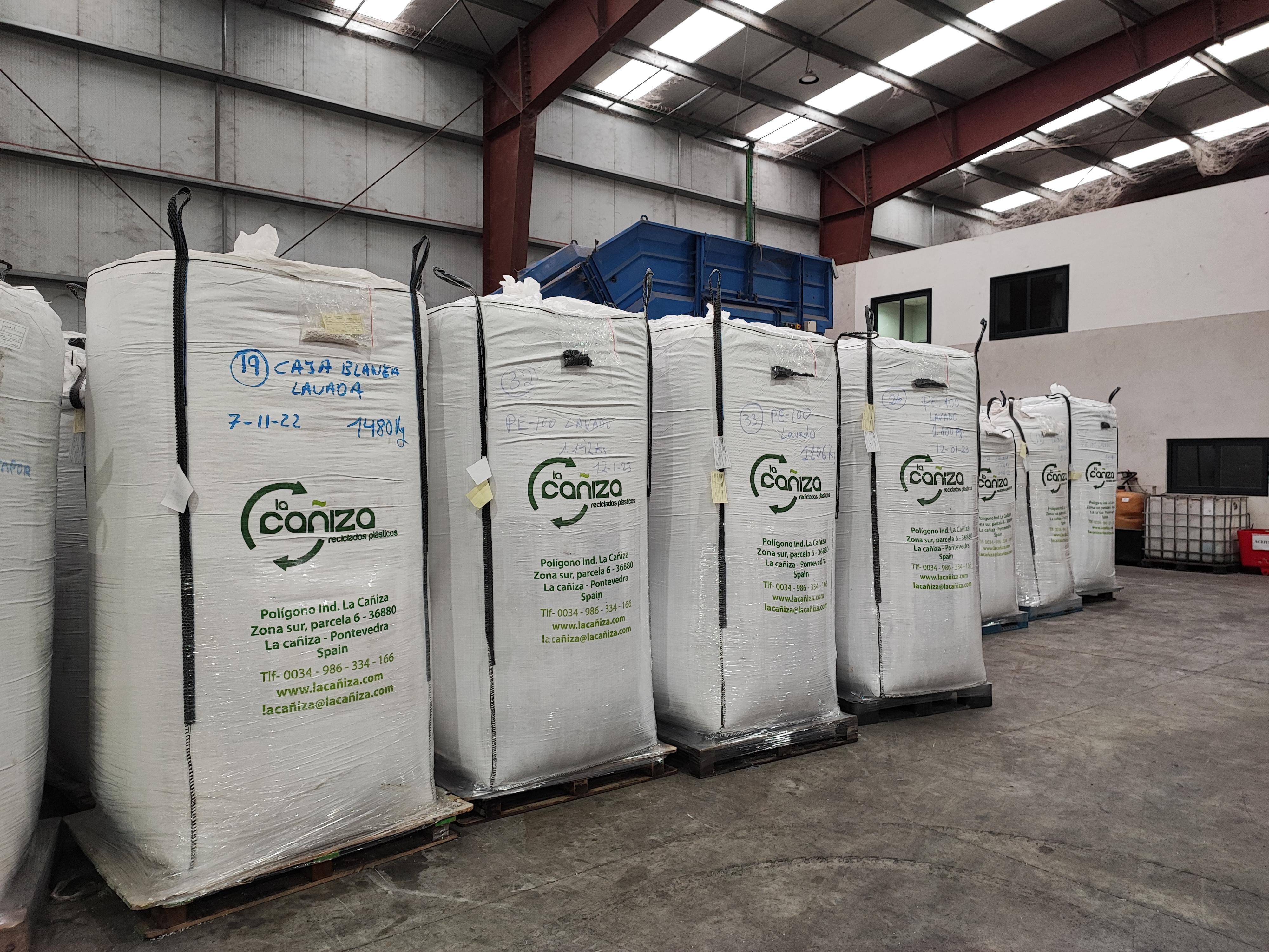 Visita do Alcalde á empresa RECICLADOS PLASTICOS LA CAÑIZA SL, situada en el Polígono Industrial Municipal