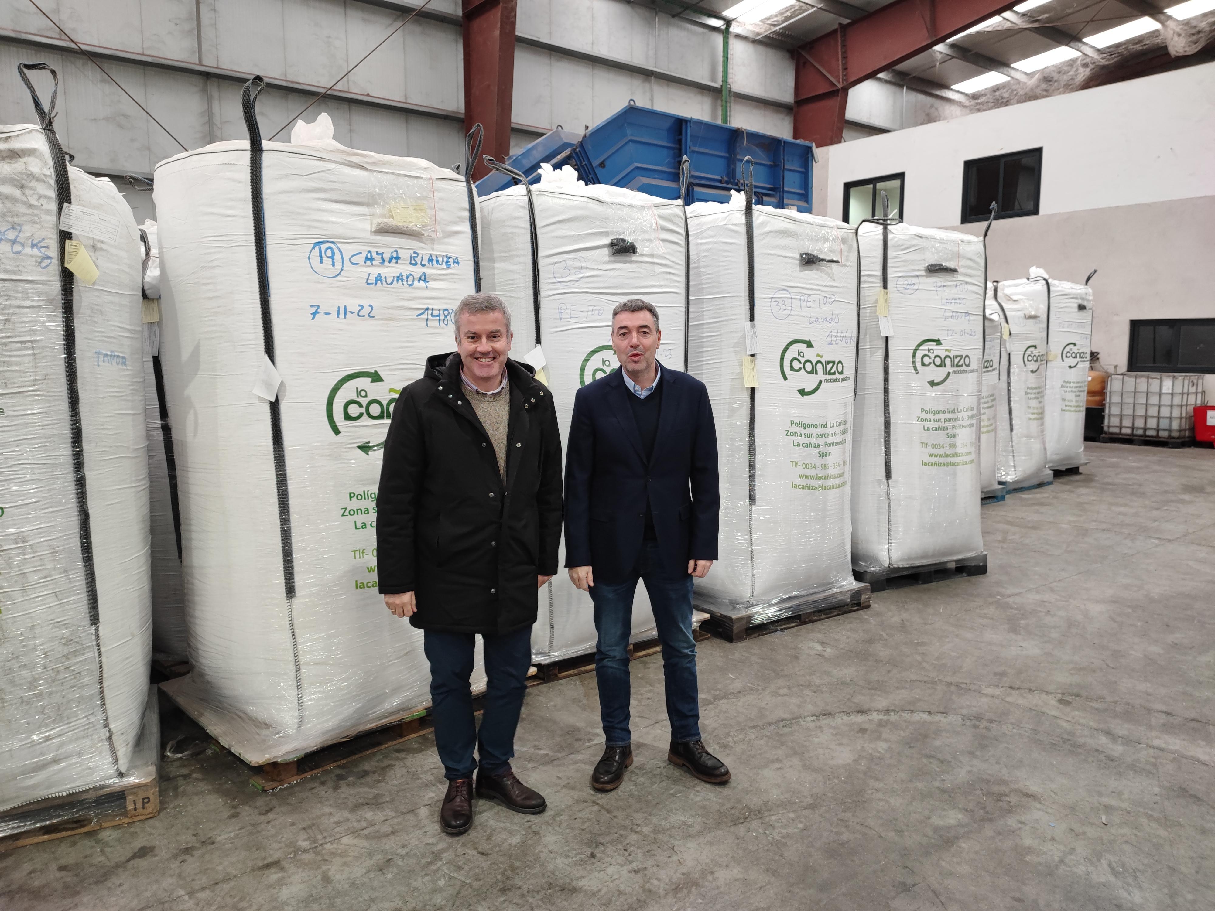 Visita do Alcalde á empresa RECICLADOS PLASTICOS LA CAÑIZA SL, situada en el Polígono Industrial Municipal