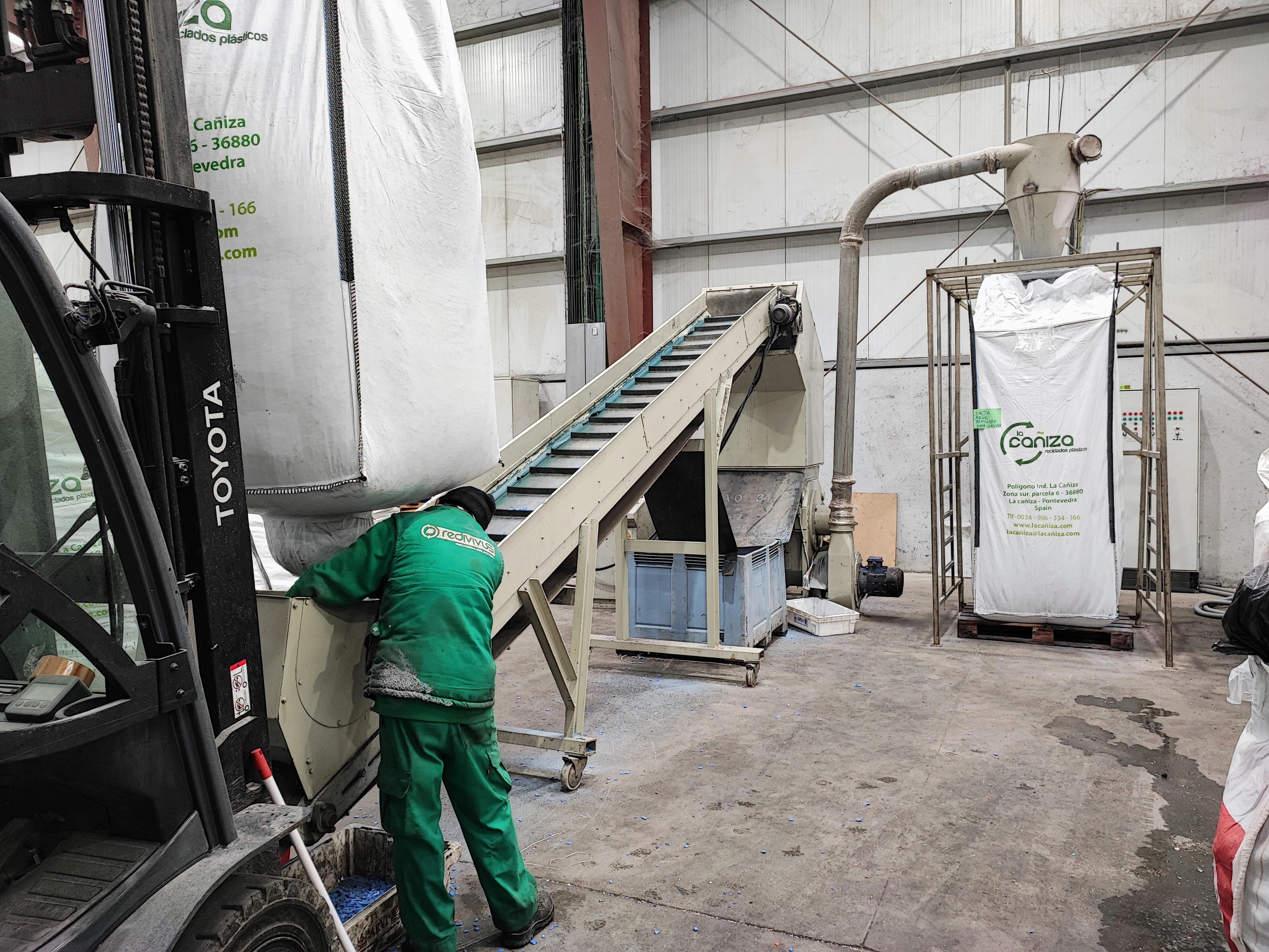 Visita do Alcalde á empresa RECICLADOS PLASTICOS LA CAÑIZA SL, situada en el Polígono Industrial Municipal