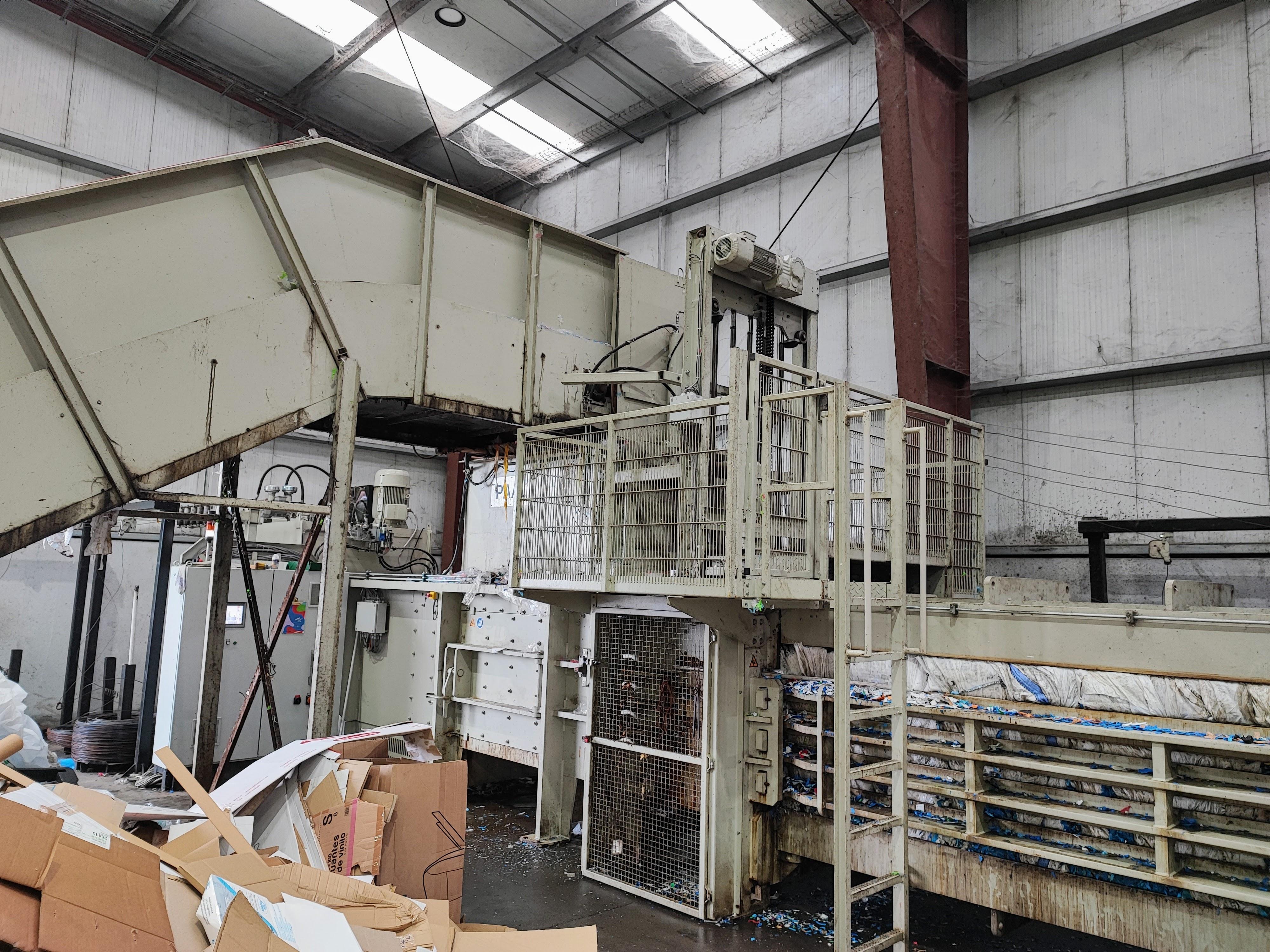 Visita do Alcalde á empresa RECICLADOS PLASTICOS LA CAÑIZA SL, situada en el Polígono Industrial Municipal