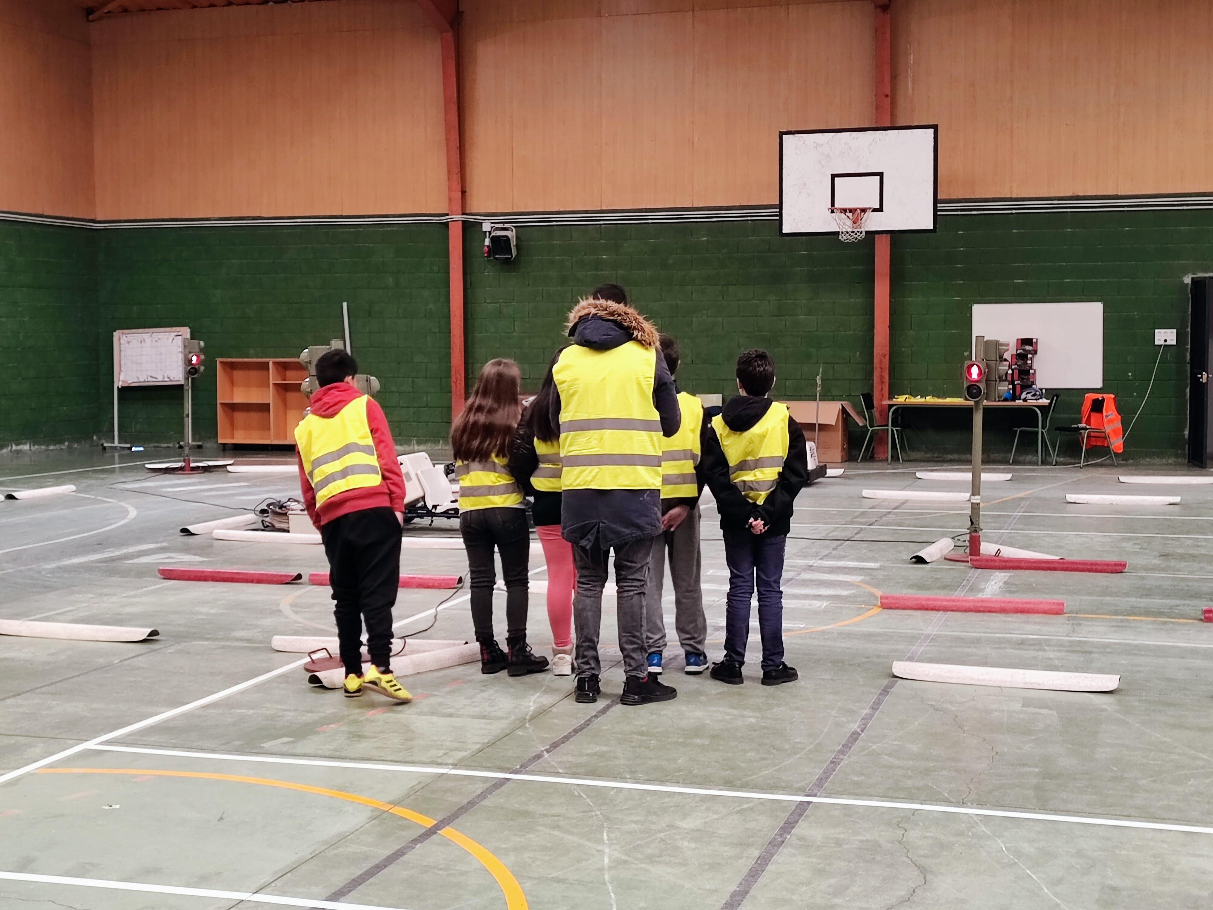 @s alumn@s do CPI da Cañiza e do CEIP de Valeixe coñecen as normas de seguridade vial practicando no pavillón deportivo do colexio.
