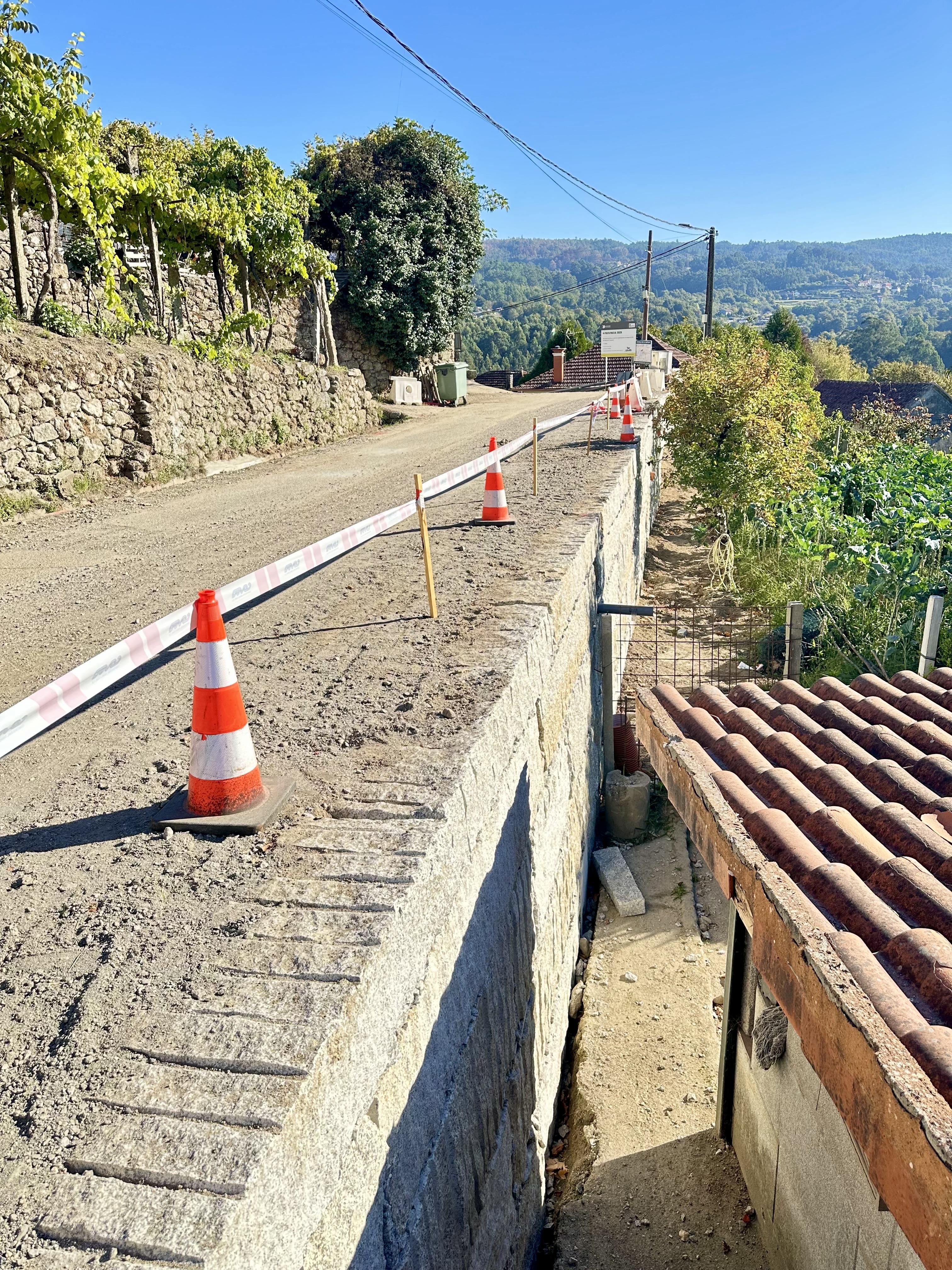 O Alcalde visita as obras de reconstrucción dun muro de contención e pavimentación de vial en Pintelos - Valeixe