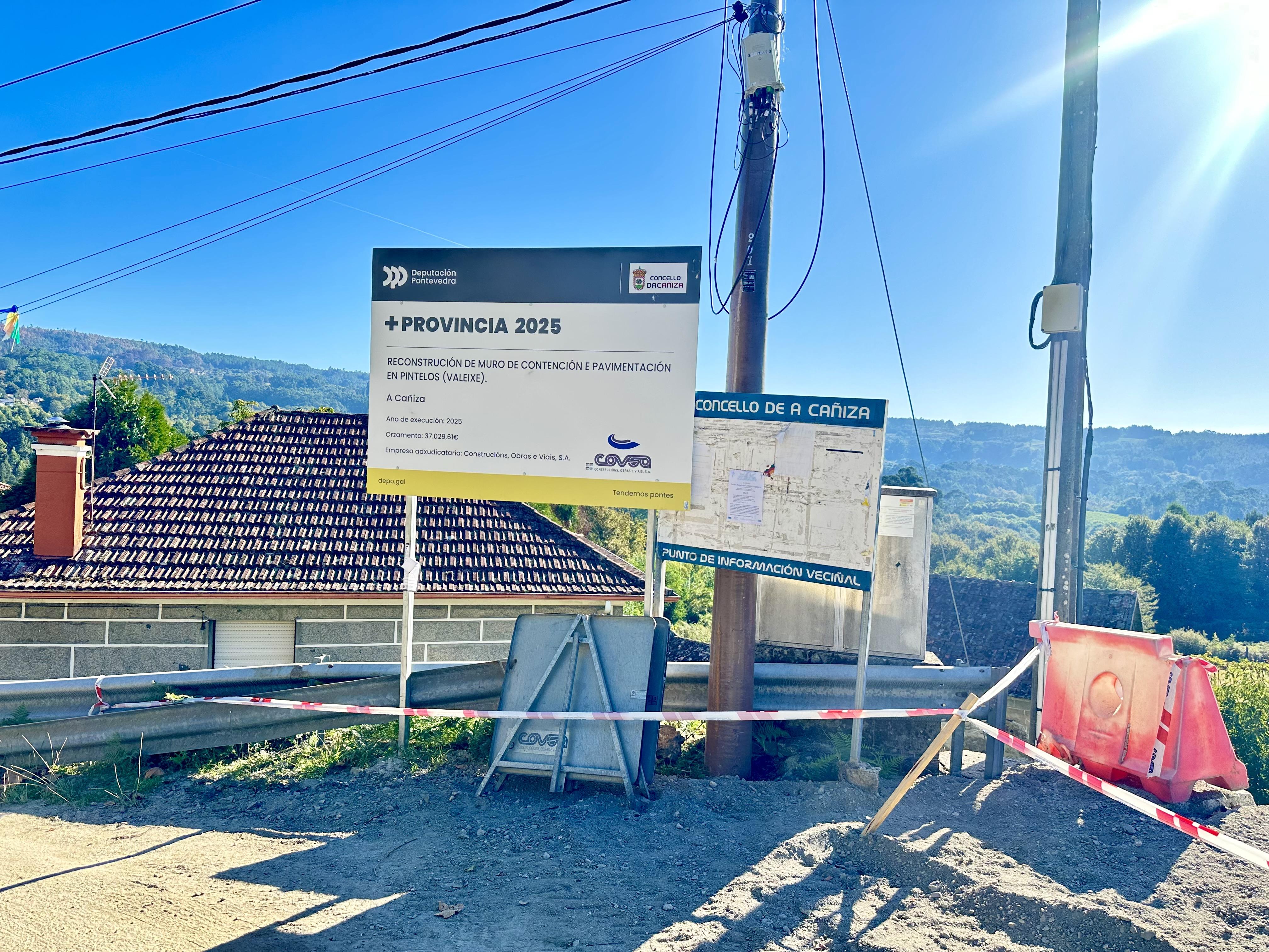 O Alcalde visita as obras de reconstrucción dun muro de contención e pavimentación de vial en Pintelos - Valeixe