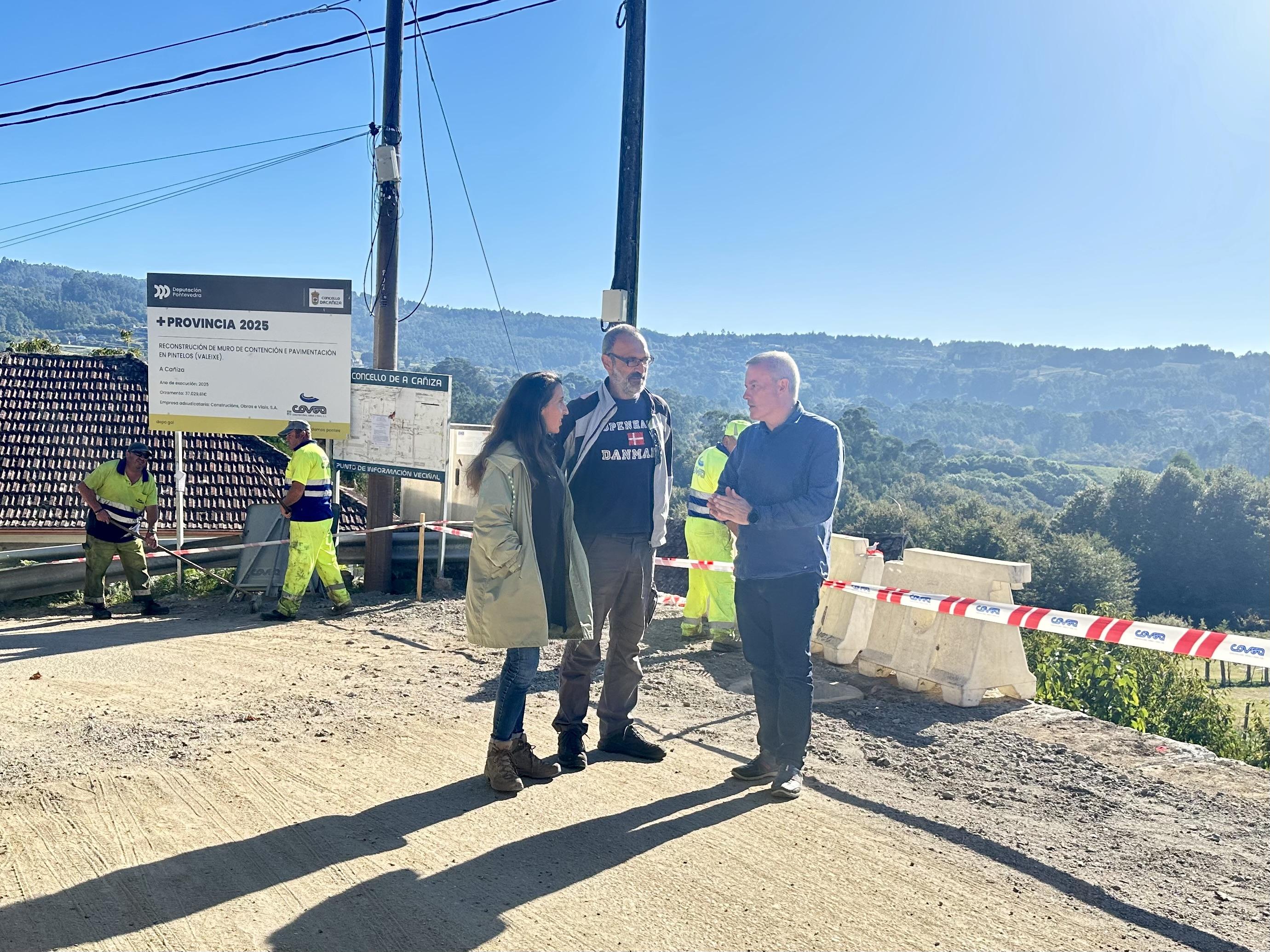 O Alcalde visita as obras de reconstrucción dun muro de contención e pavimentación de vial en Pintelos - Valeixe