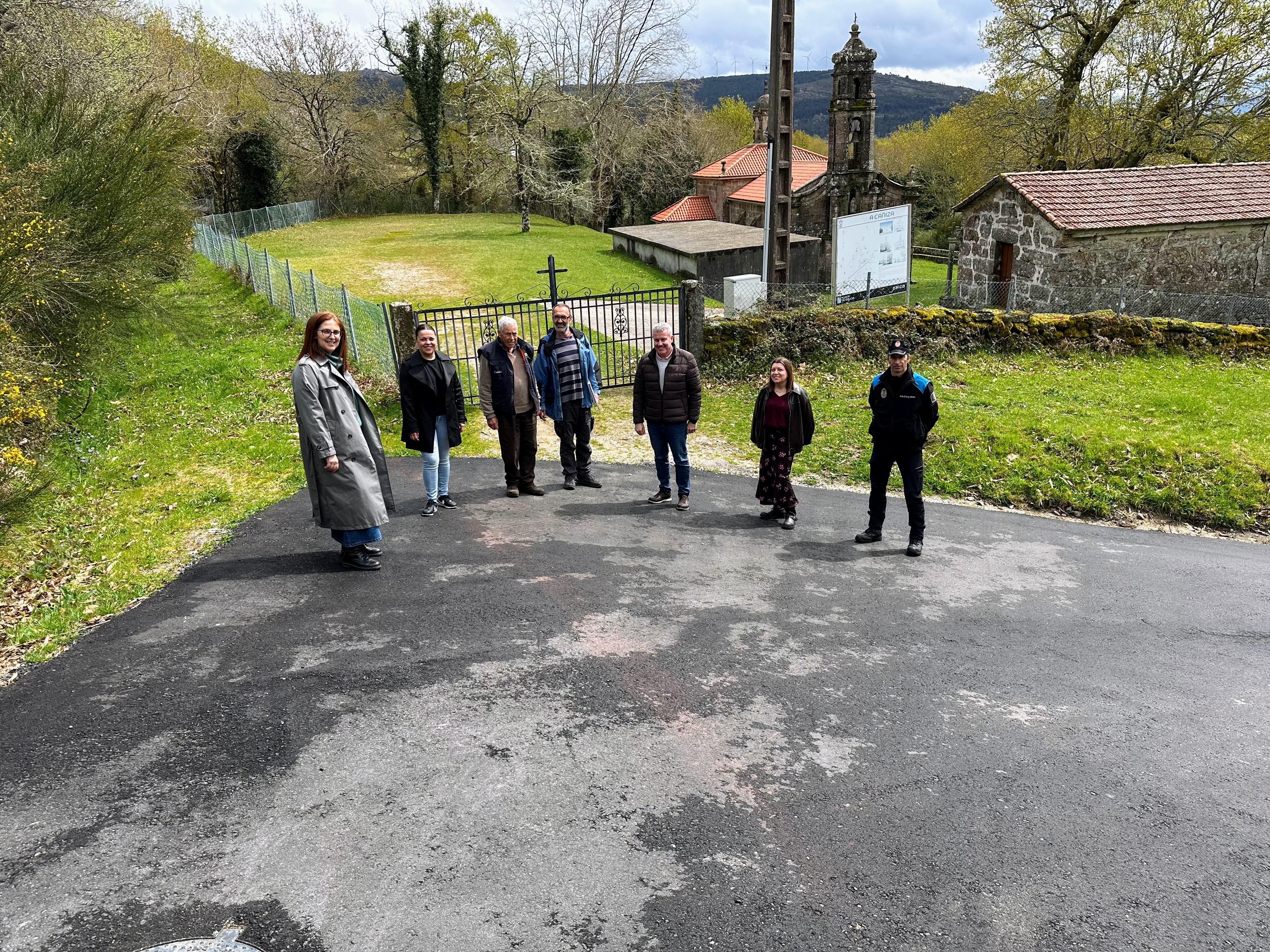 O Alcalde visita o lugar de Gundián en Petán no que recentemente se investiron 110.909,65€ para a construción do saneamento, instalación dunha depuradora biolóxica e asfaltado de 518 m. de pista municipal.