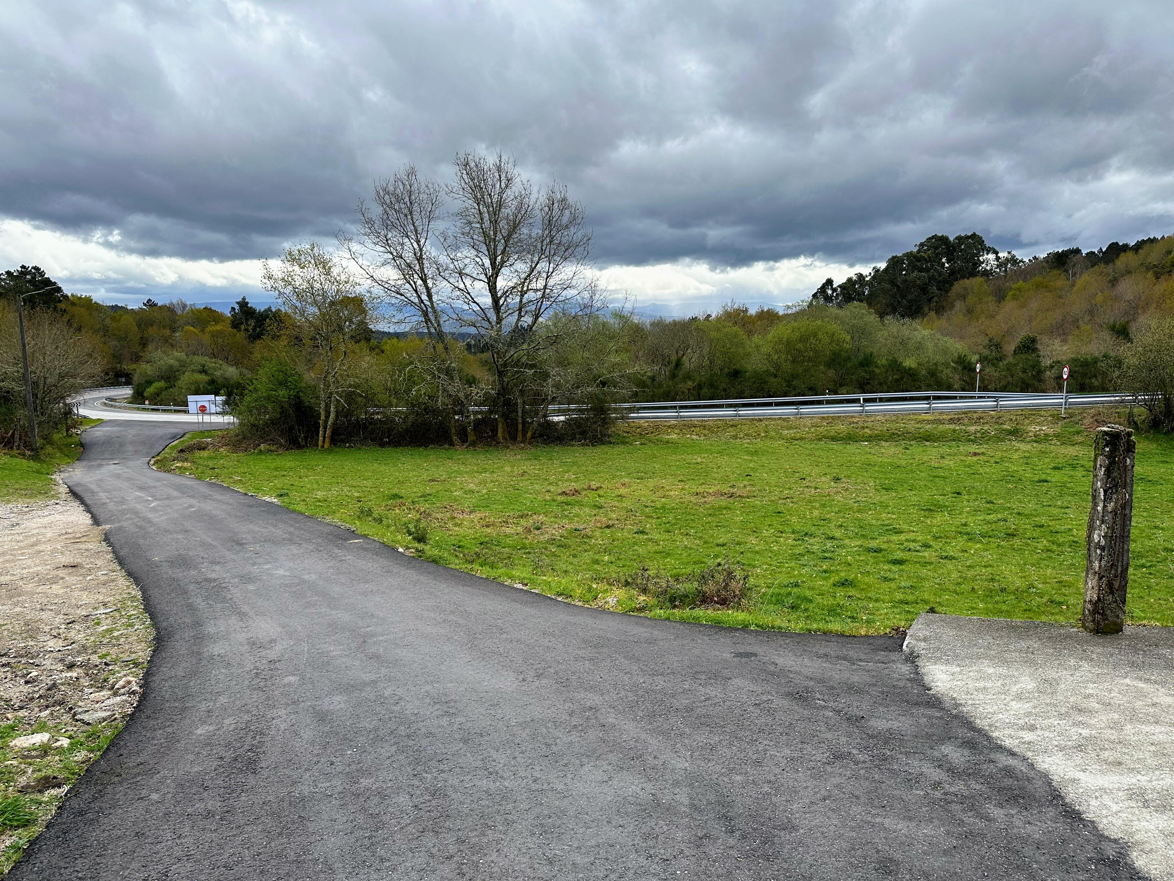O Alcalde visita o lugar de Gundián en Petán no que recentemente se investiron 110.909,65€ para a construción do saneamento, instalación dunha depuradora biolóxica e asfaltado de 518 m. de pista municipal.