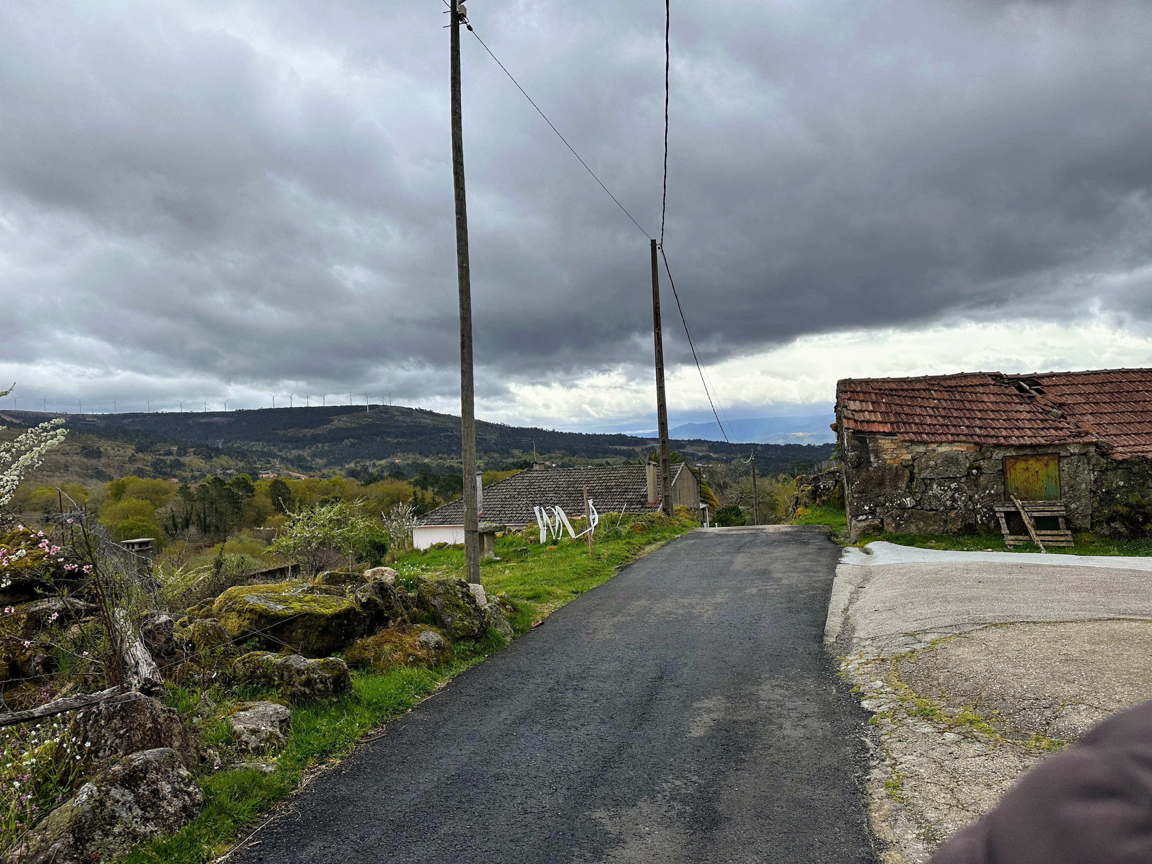 O Alcalde visita o lugar de Gundián en Petán no que recentemente se investiron 110.909,65€ para a construción do saneamento, instalación dunha depuradora biolóxica e asfaltado de 518 m. de pista municipal.