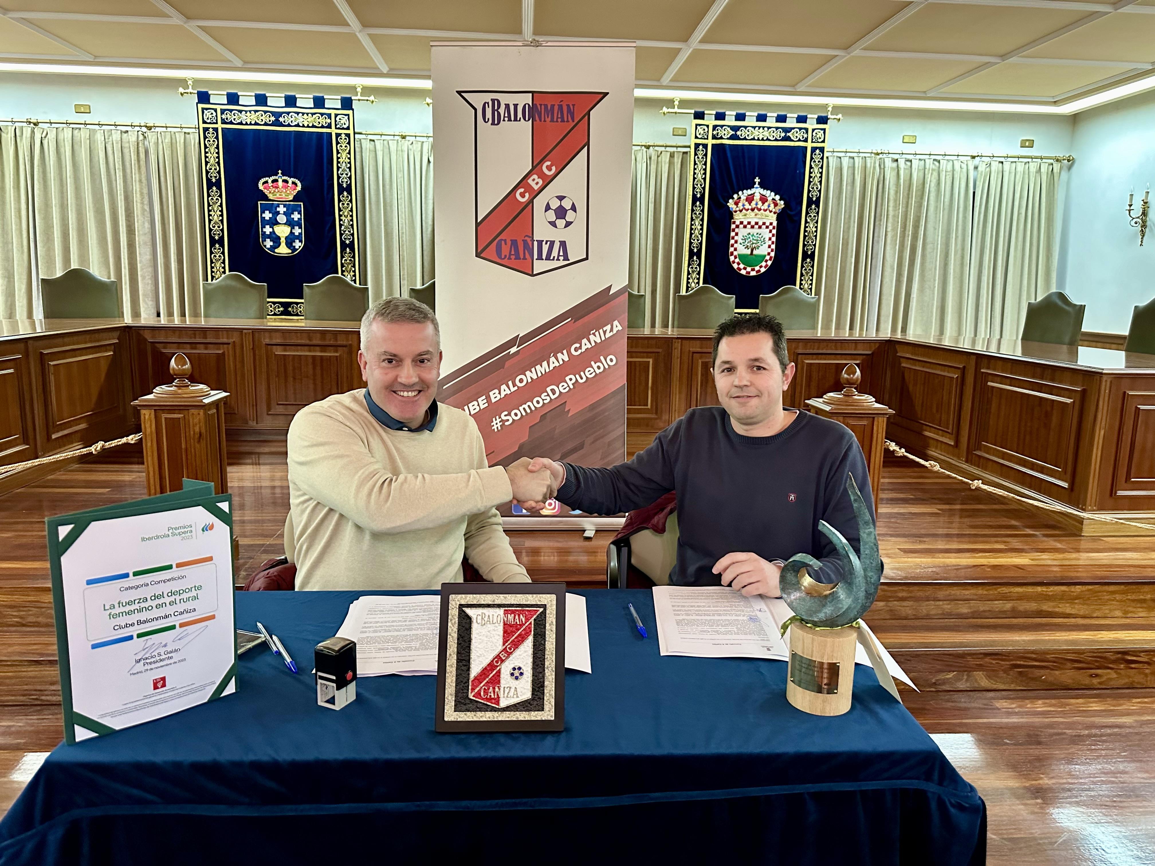 Concello e Club Balonman Cañiza renovan confianza e compromiso de colaboración mutua.