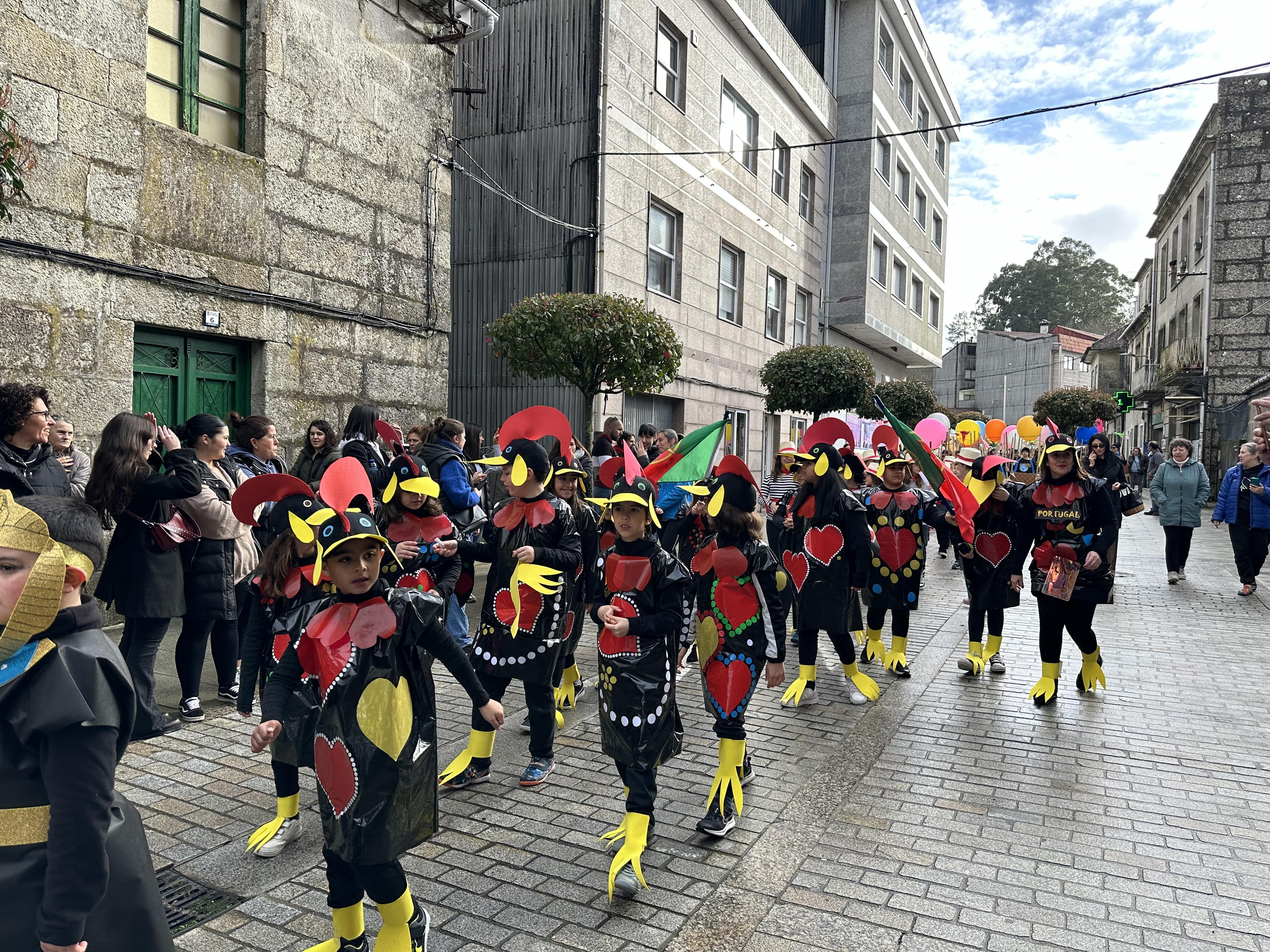 @s alumn@s do CPI da Cañiza acompañados dos profesores e a directora do Centro celebraron esta mañá o seu entroido cun desfile polas principais rúas da Cañiza.