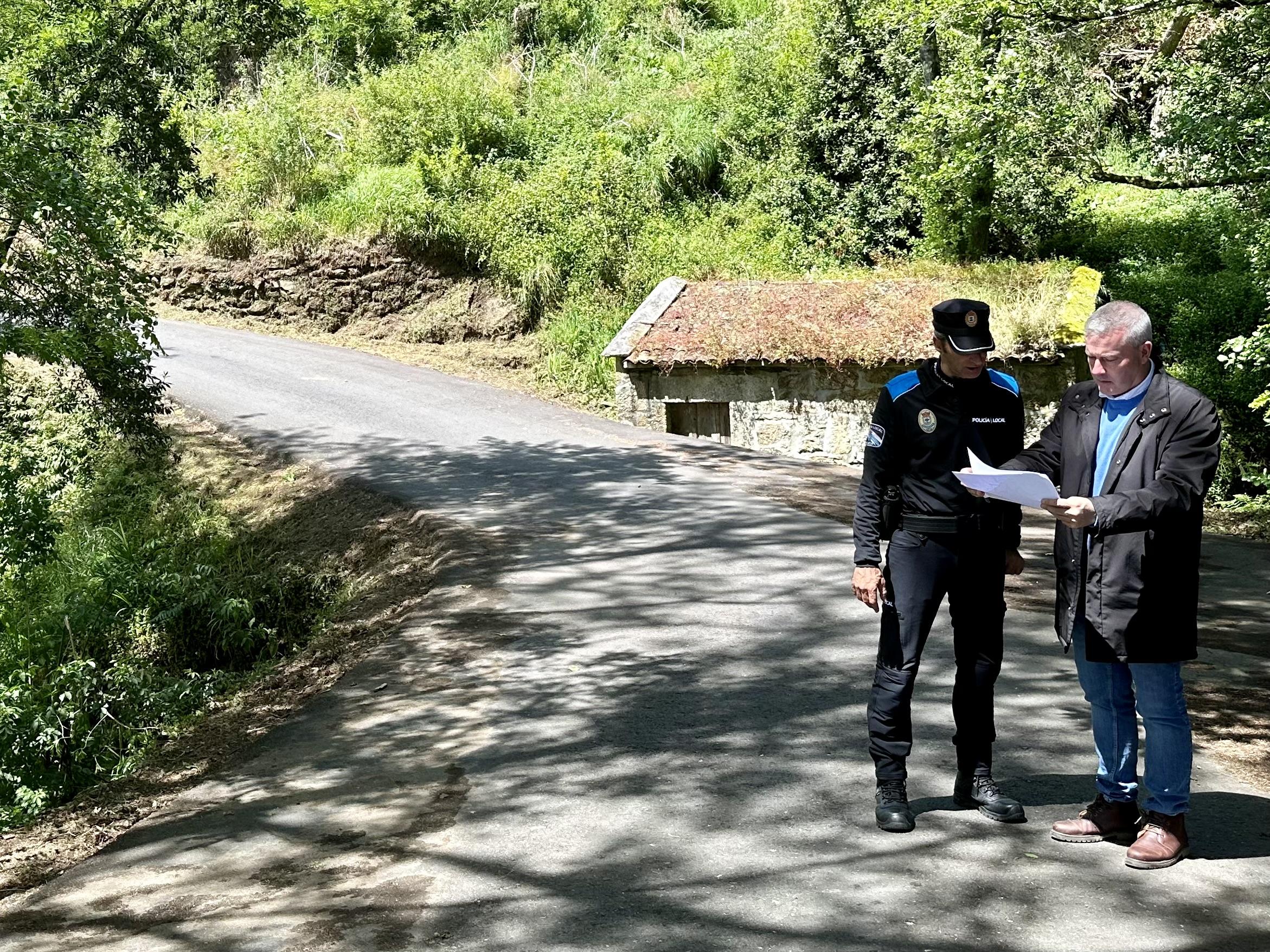 O Alcalde visita as obras de asfaltado dos camiños da Ascensión -A Miranda, Tallós, As Barrancas e A Miñoteira en Valeixe