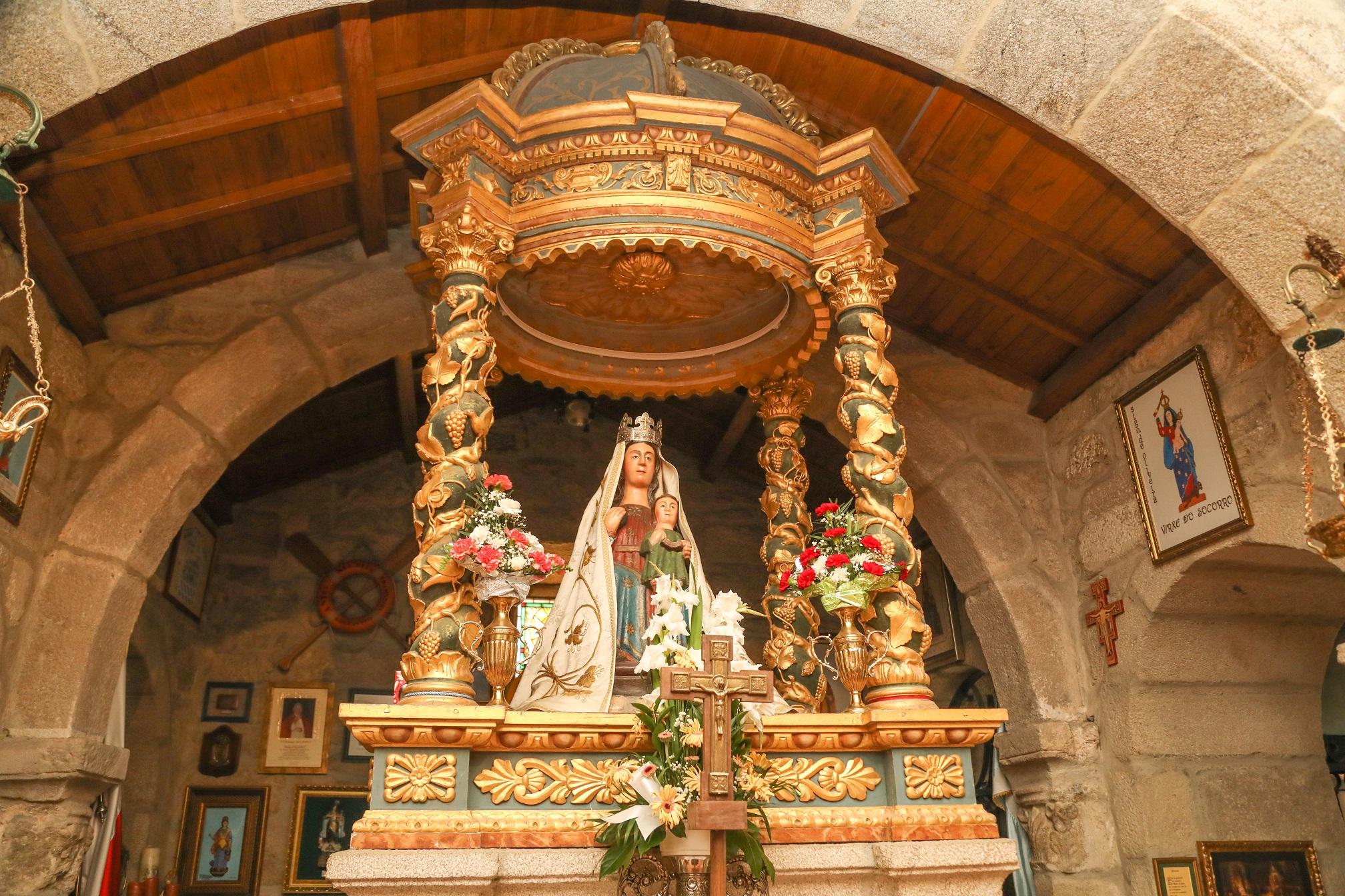 Imagen de la Virgen en su baldaquino barroco