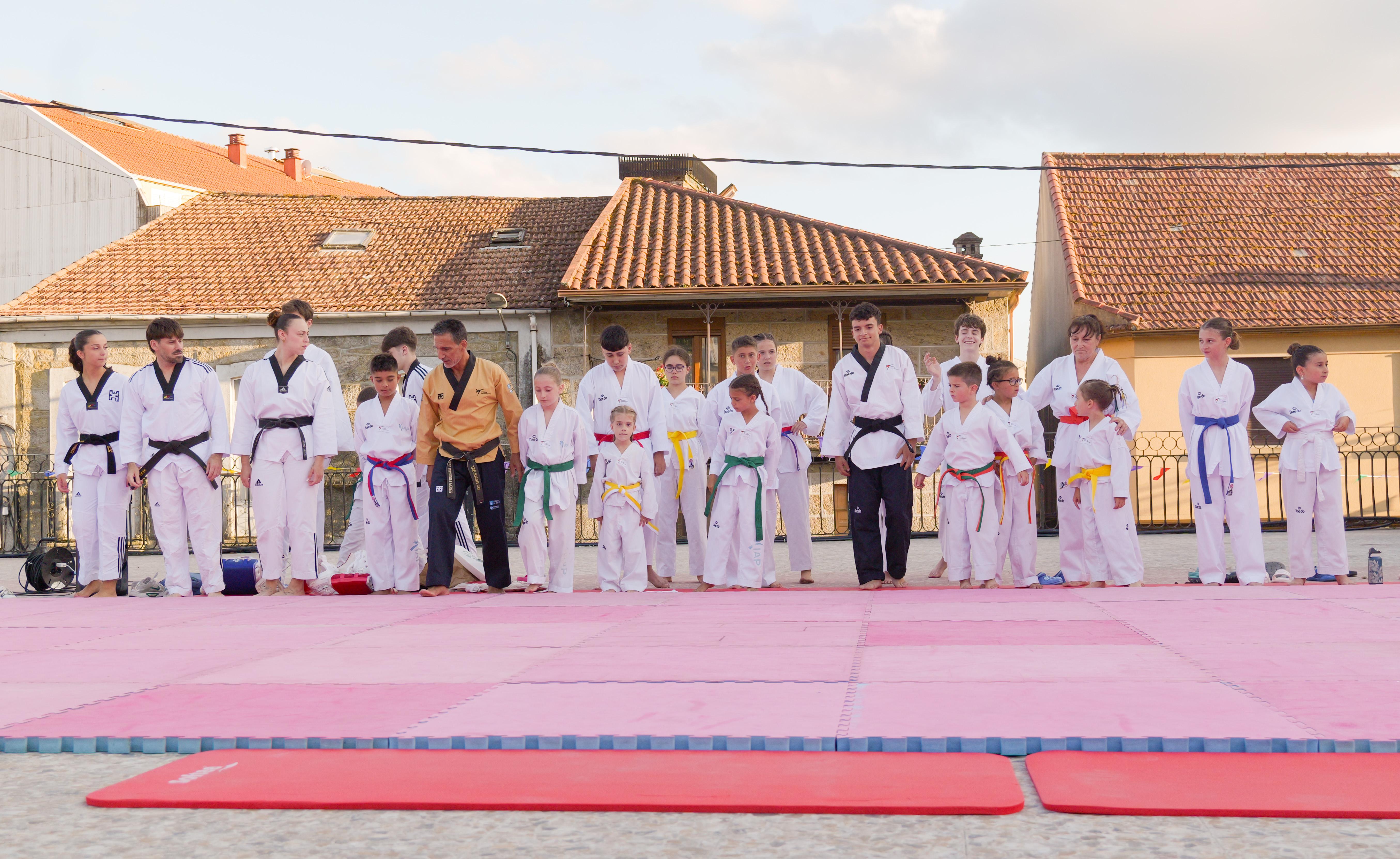 As Clases Municipais de Taekwondo pechan a tempada cunha exhibición na Praza Maior