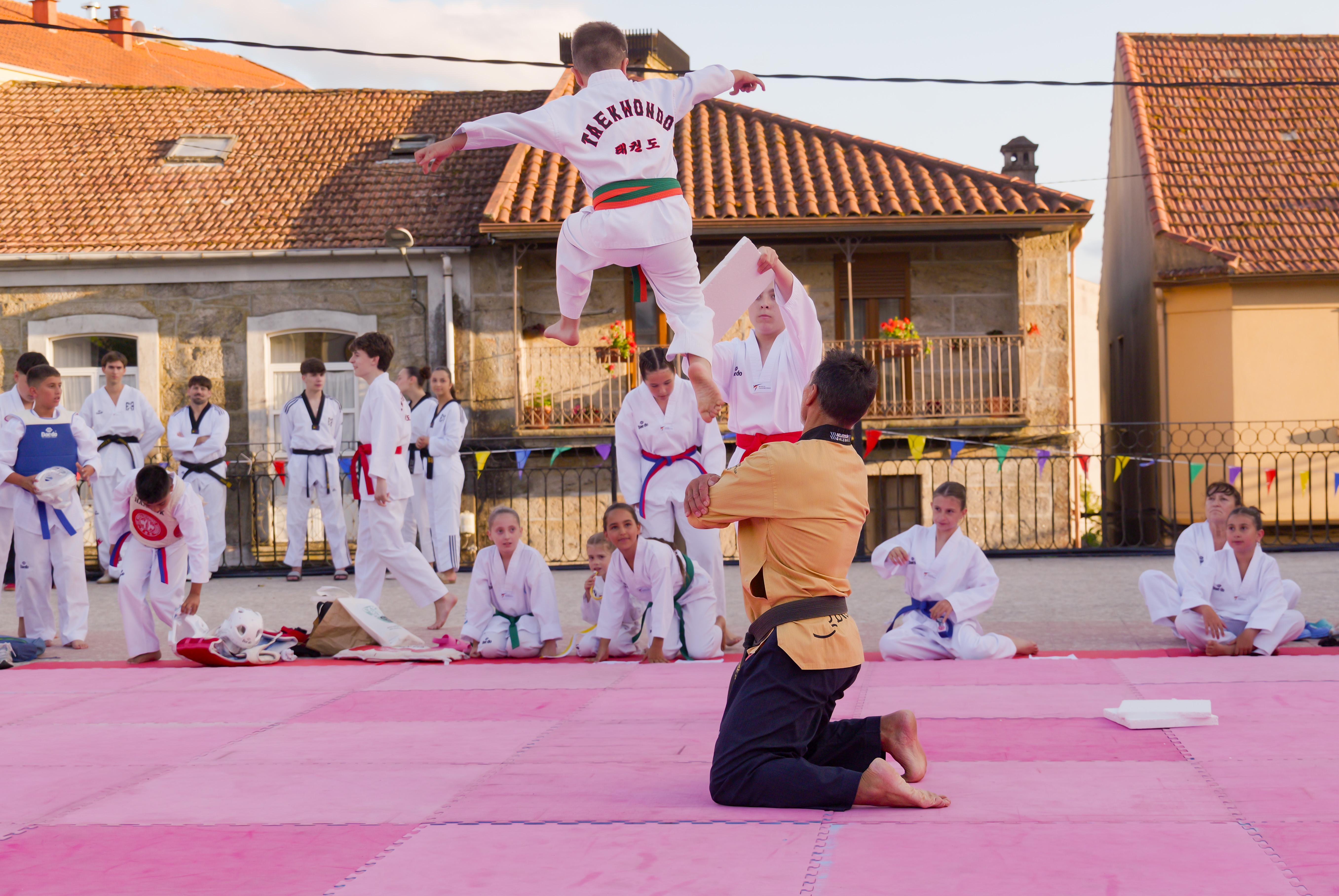 As Clases Municipais de Taekwondo pechan a tempada cunha exhibición na Praza Maior