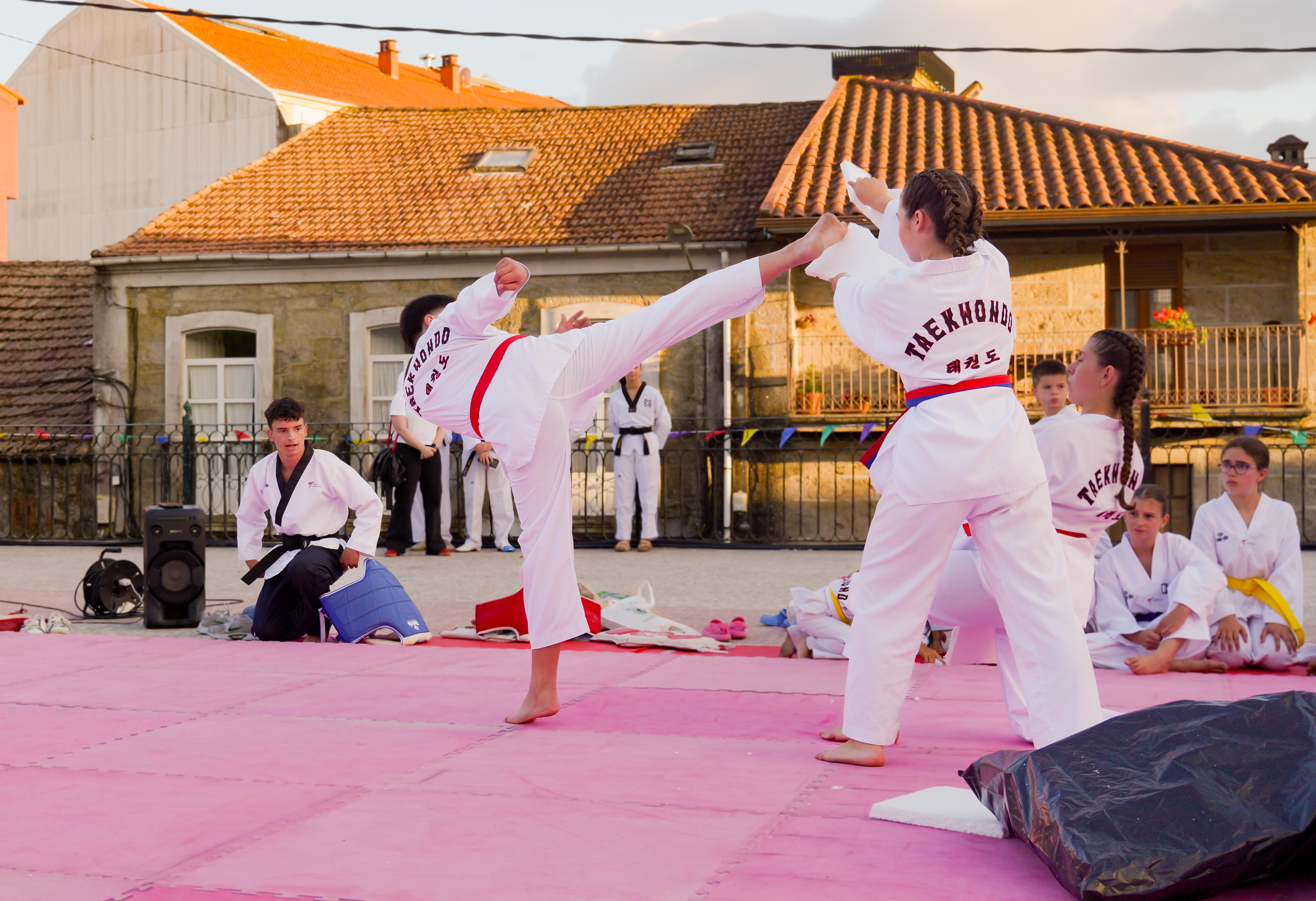 As Clases Municipais de Taekwondo pechan a tempada cunha exhibición na Praza Maior