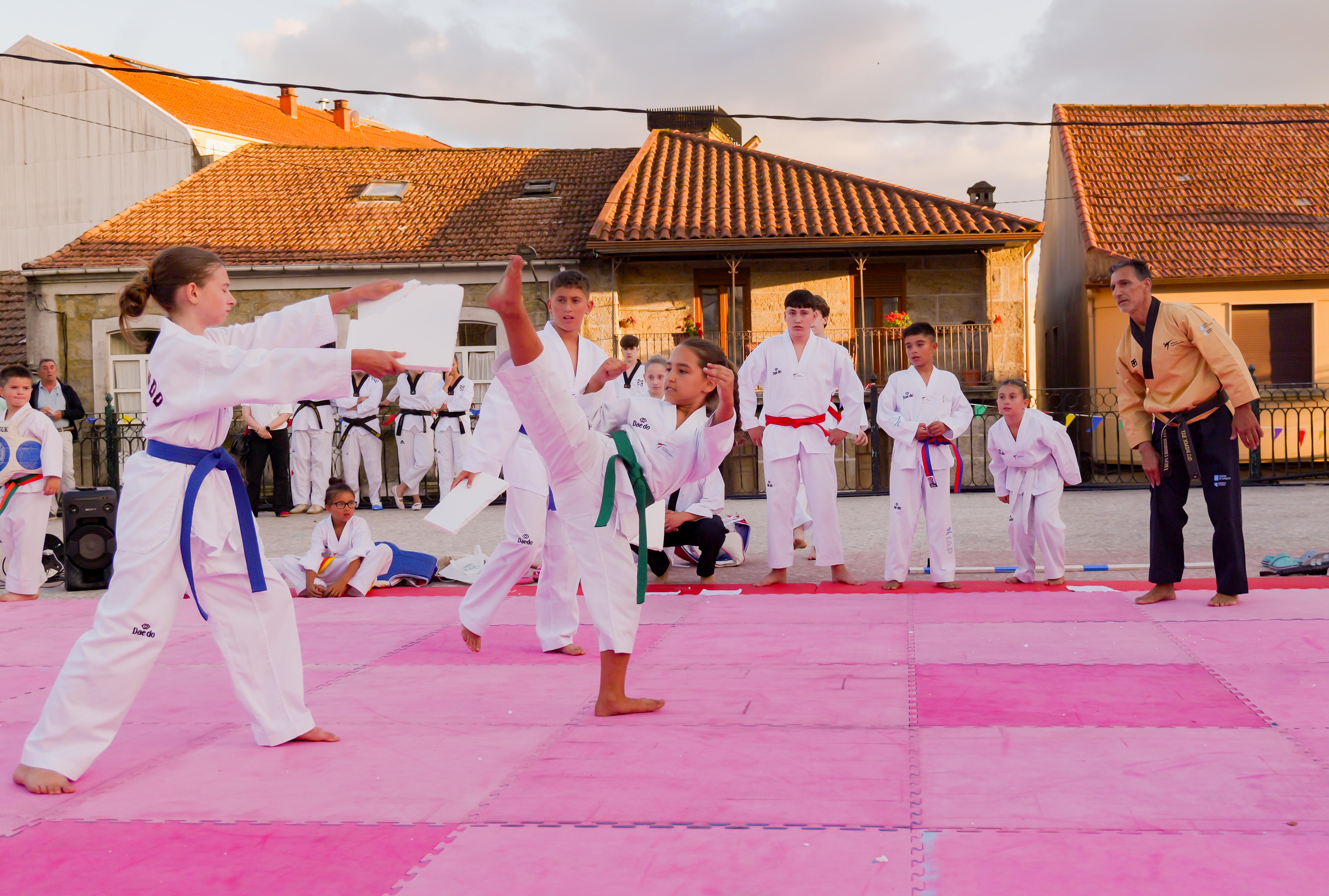 As Clases Municipais de Taekwondo pechan a tempada cunha exhibición na Praza Maior