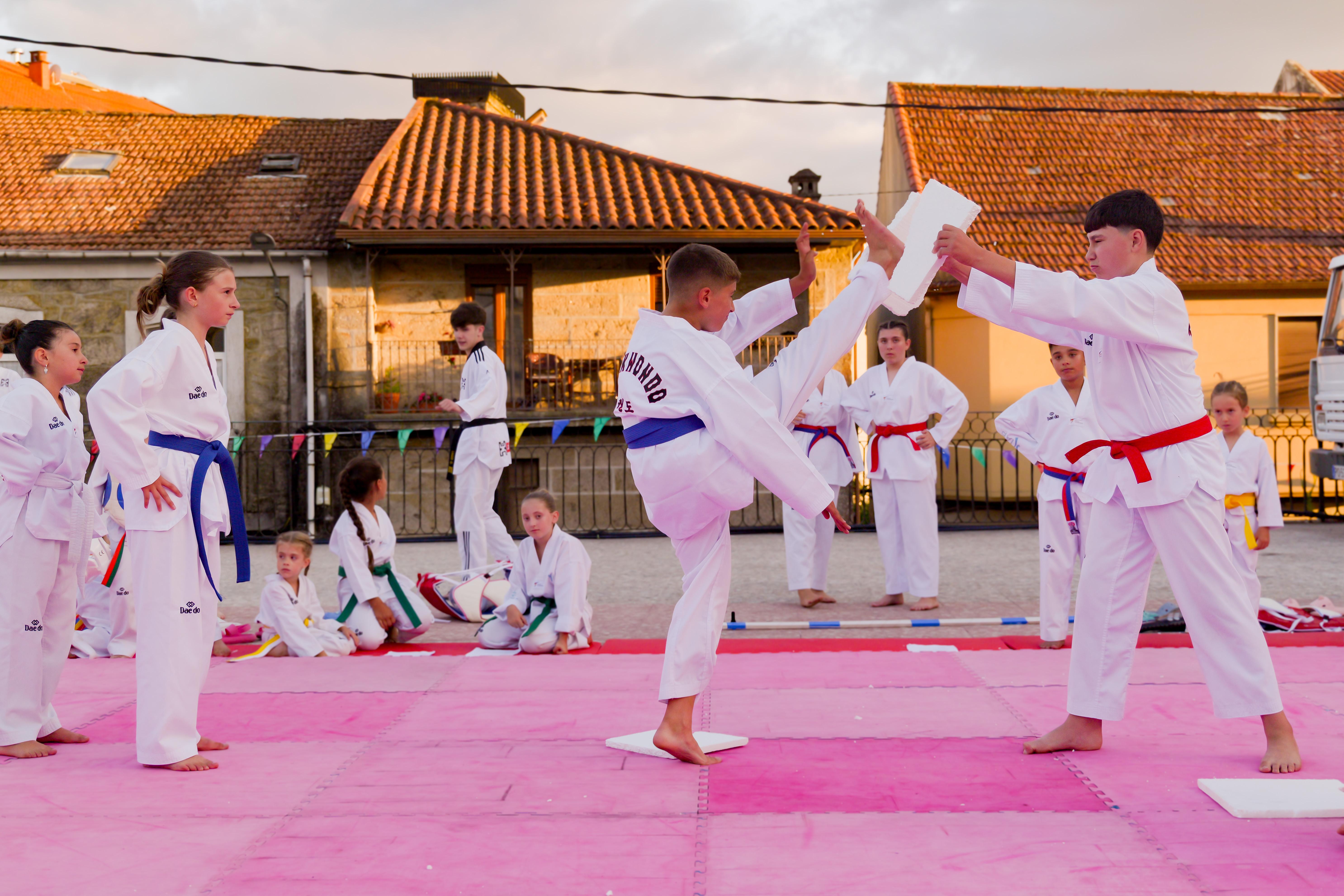 As Clases Municipais de Taekwondo pechan a tempada cunha exhibición na Praza Maior