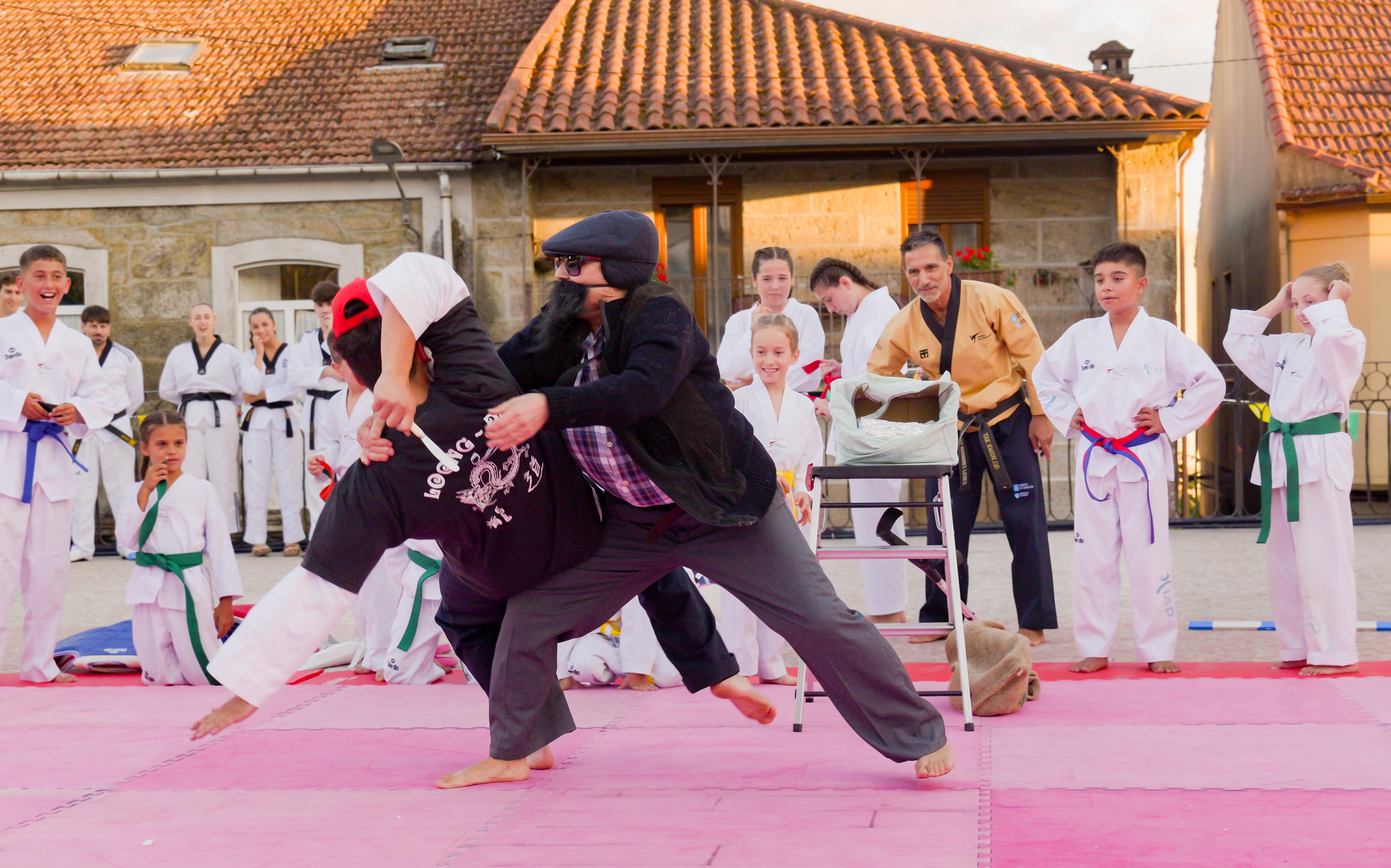 As Clases Municipais de Taekwondo pechan a tempada cunha exhibición na Praza Maior
