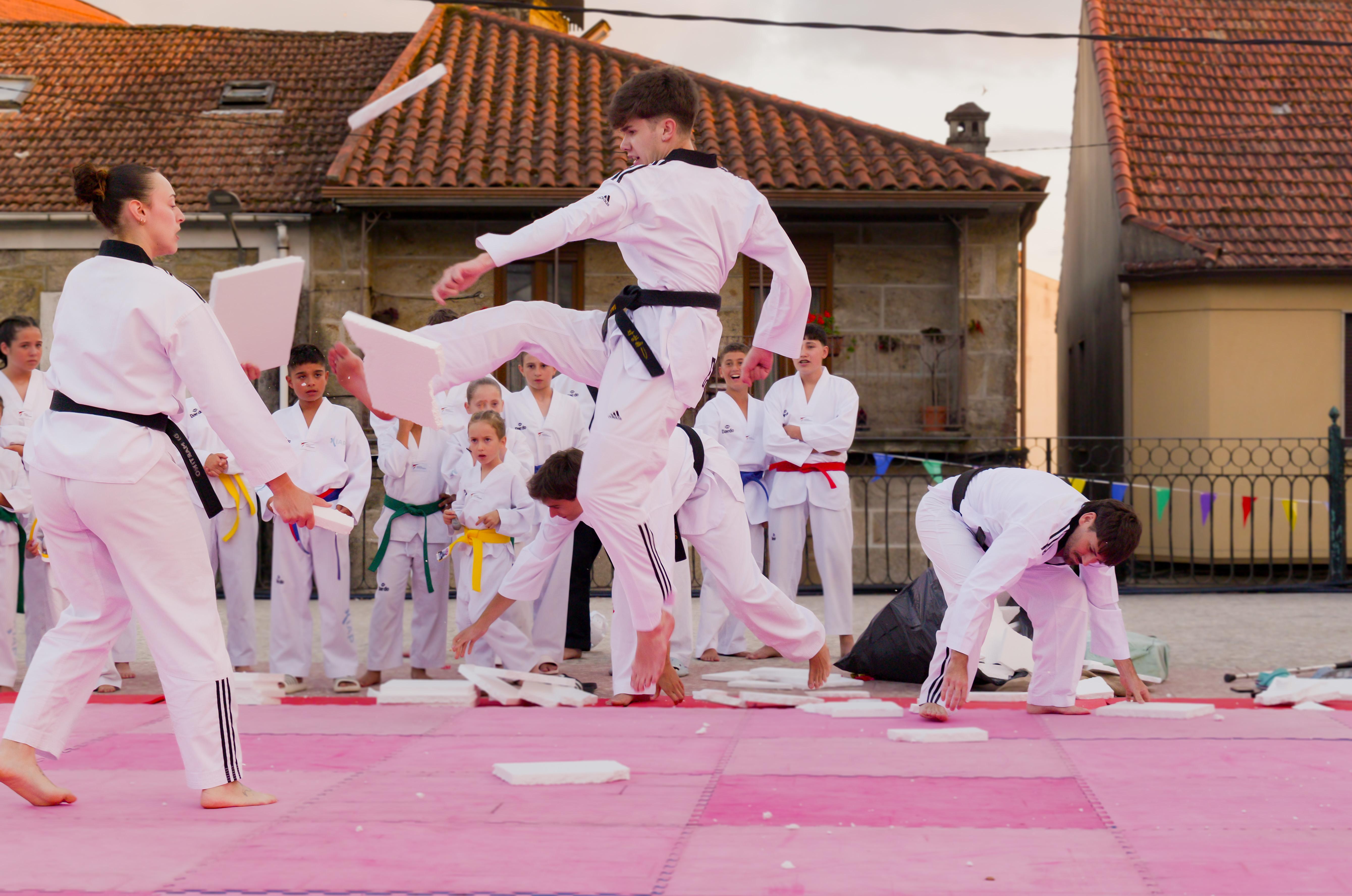 As Clases Municipais de Taekwondo pechan a tempada cunha exhibición na Praza Maior