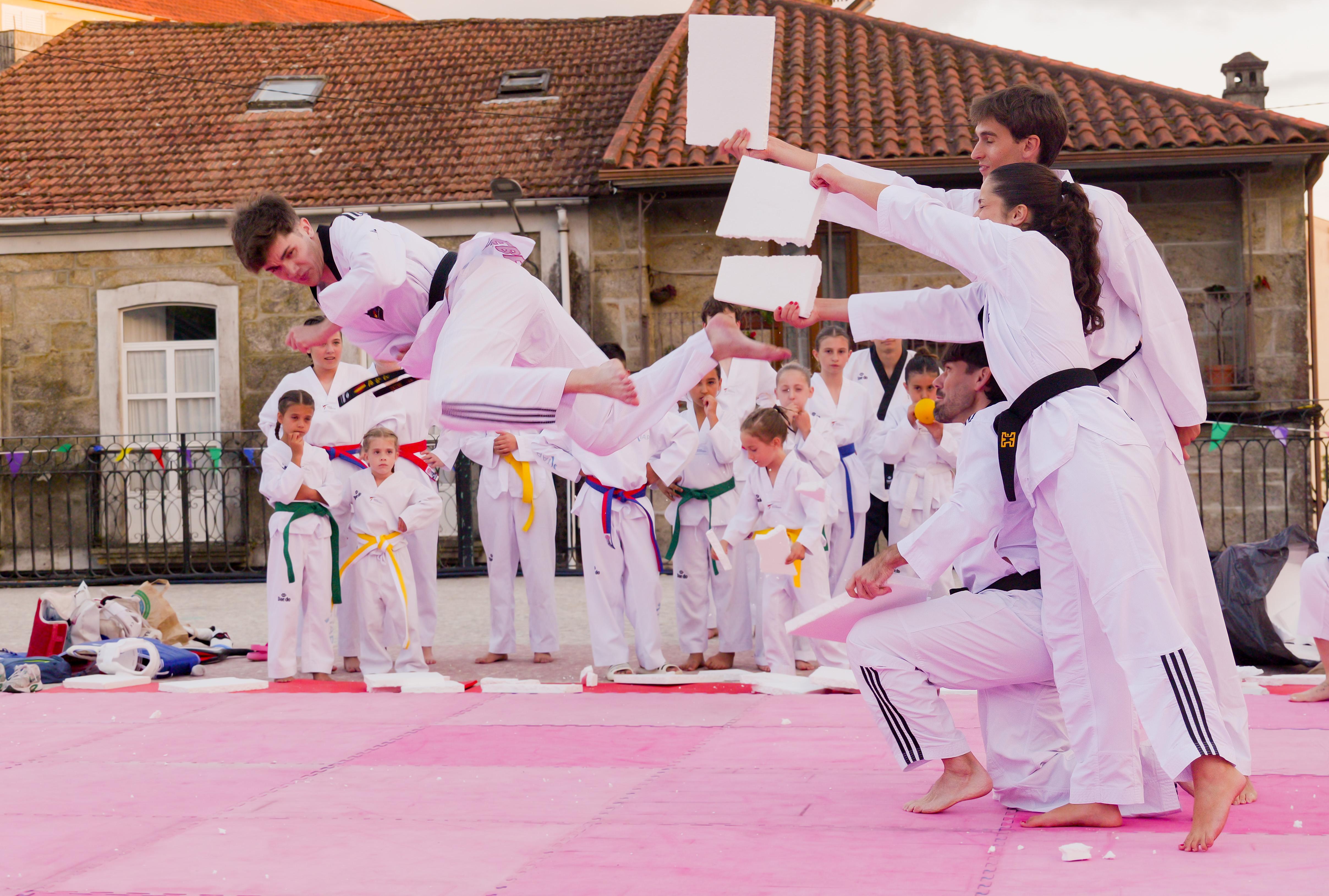 As Clases Municipais de Taekwondo pechan a tempada cunha exhibición na Praza Maior