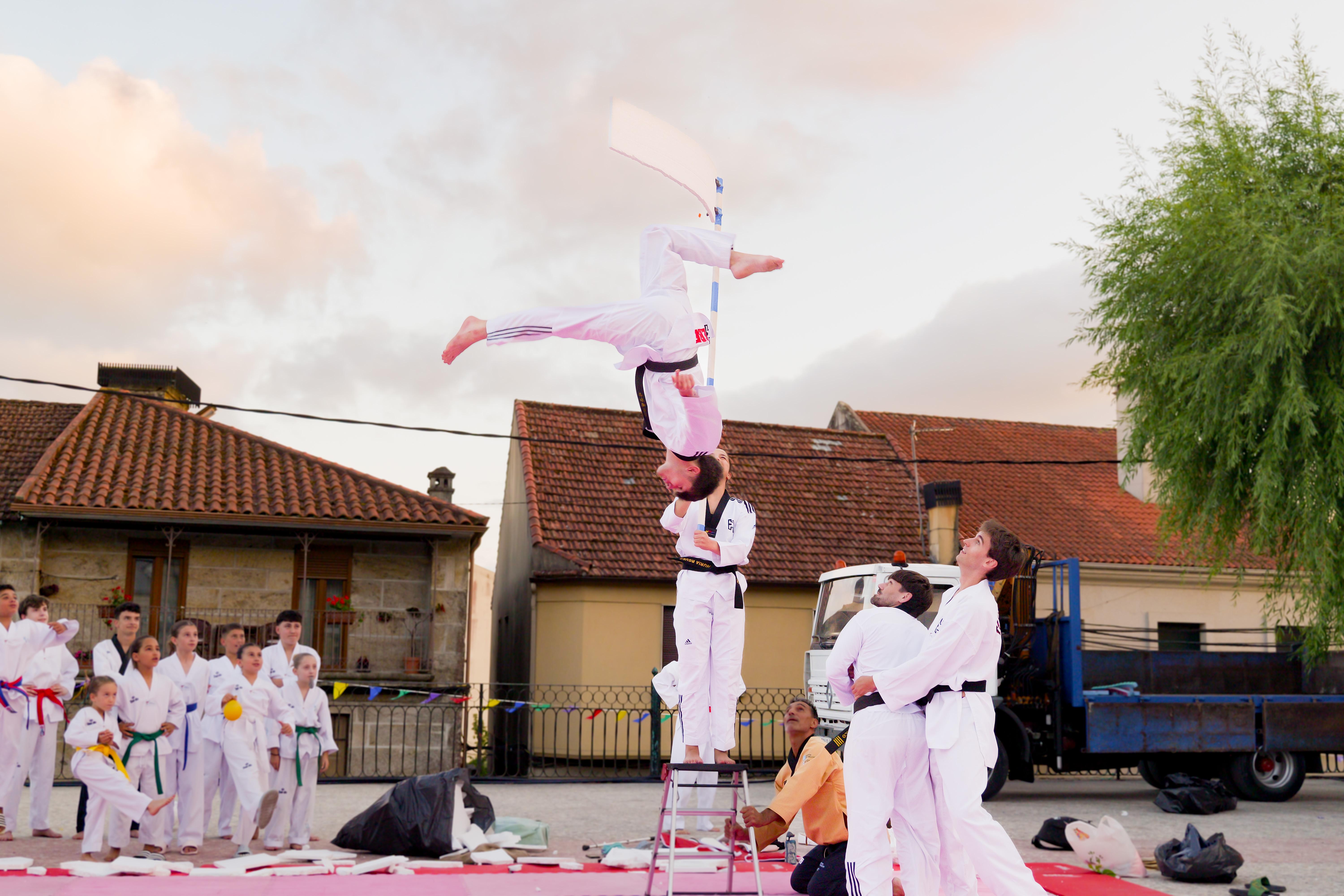 As Clases Municipais de Taekwondo pechan a tempada cunha exhibición na Praza Maior