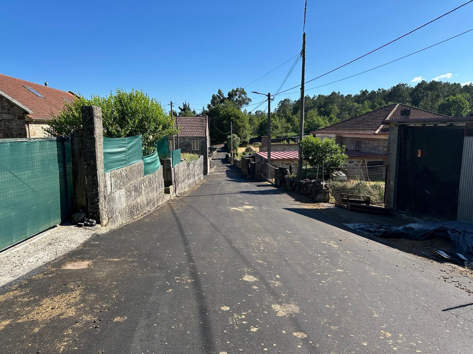 O Alcalde visita as obras de mellora da pista das Grades, nas Achas, incluídas no Plan Camiños 2024/2025 xunto con outras dúas actuacións nos Bueixos, cun investimento total de 112.655,01€