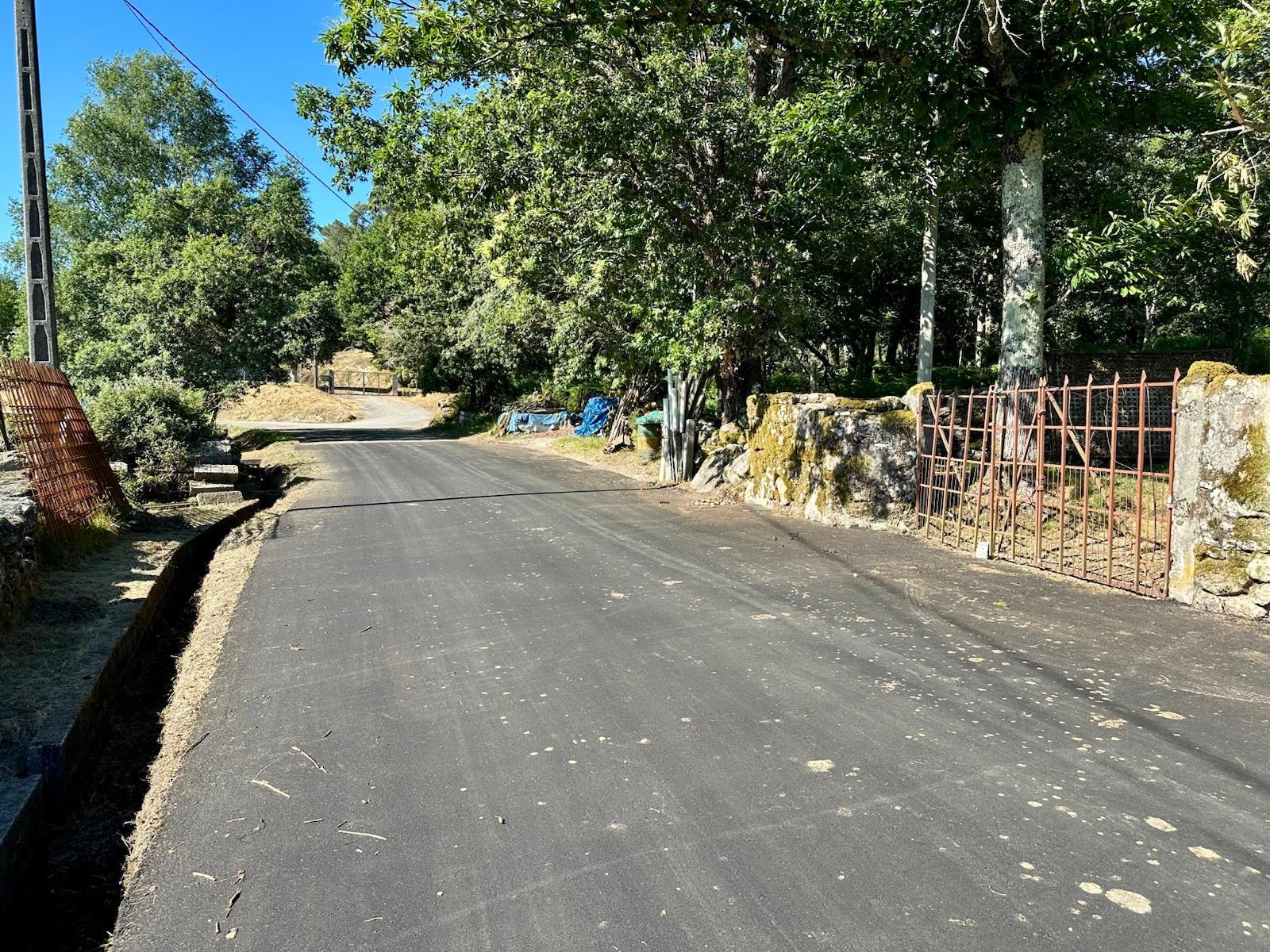 O Alcalde visita as obras de mellora da pista das Grades, nas Achas, incluídas no Plan Camiños 2024/2025 xunto con outras dúas actuacións nos Bueixos, cun investimento total de 112.655,01€