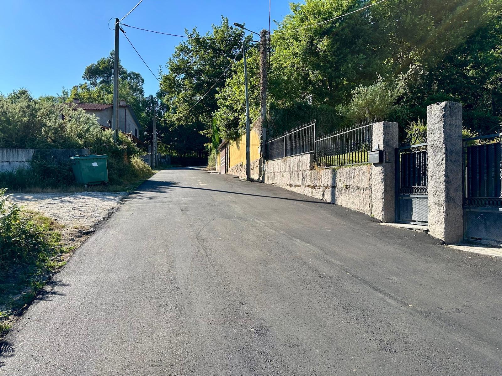 O Alcalde visita as obras de mellora da pista das Grades, nas Achas, incluídas no Plan Camiños 2024/2025 xunto con outras dúas actuacións nos Bueixos, cun investimento total de 112.655,01€