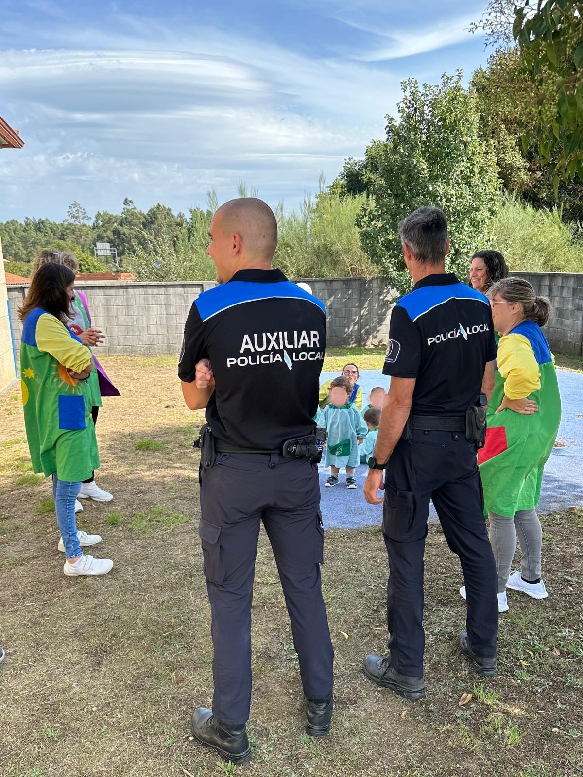 O Concello da Cañiza realiza un simulacro de incendios na Escola Infantil Municipal O Alcalde Luis Piña informou esta mañá sobre os obxectivos acadados co simulacro de incendios realizado o pasado venres, 10 de setembro, nas instalacións da Escola Infantil Municipal (0-3 anos). A actuación que comezou as 15h,  contou coa colaboración de diferentes servizos de seguridade e protección civil e tivo como principal finalidade mellorar a preparación do persoal educativo ante emerxencias de cara a garantir a segur