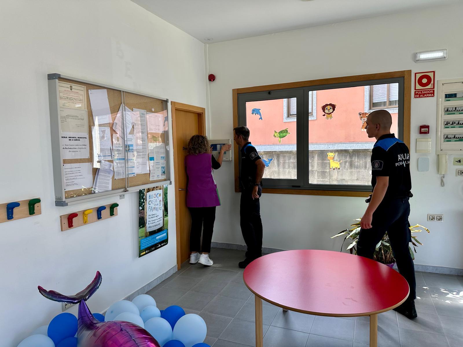O Concello da Cañiza realiza un simulacro de incendios na Escola Infantil Municipal O Alcalde Luis Piña informou esta mañá sobre os obxectivos acadados co simulacro de incendios realizado o pasado venres, 10 de setembro, nas instalacións da Escola Infantil Municipal (0-3 anos). A actuación que comezou as 15h,  contou coa colaboración de diferentes servizos de seguridade e protección civil e tivo como principal finalidade mellorar a preparación do persoal educativo ante emerxencias de cara a garantir a segur