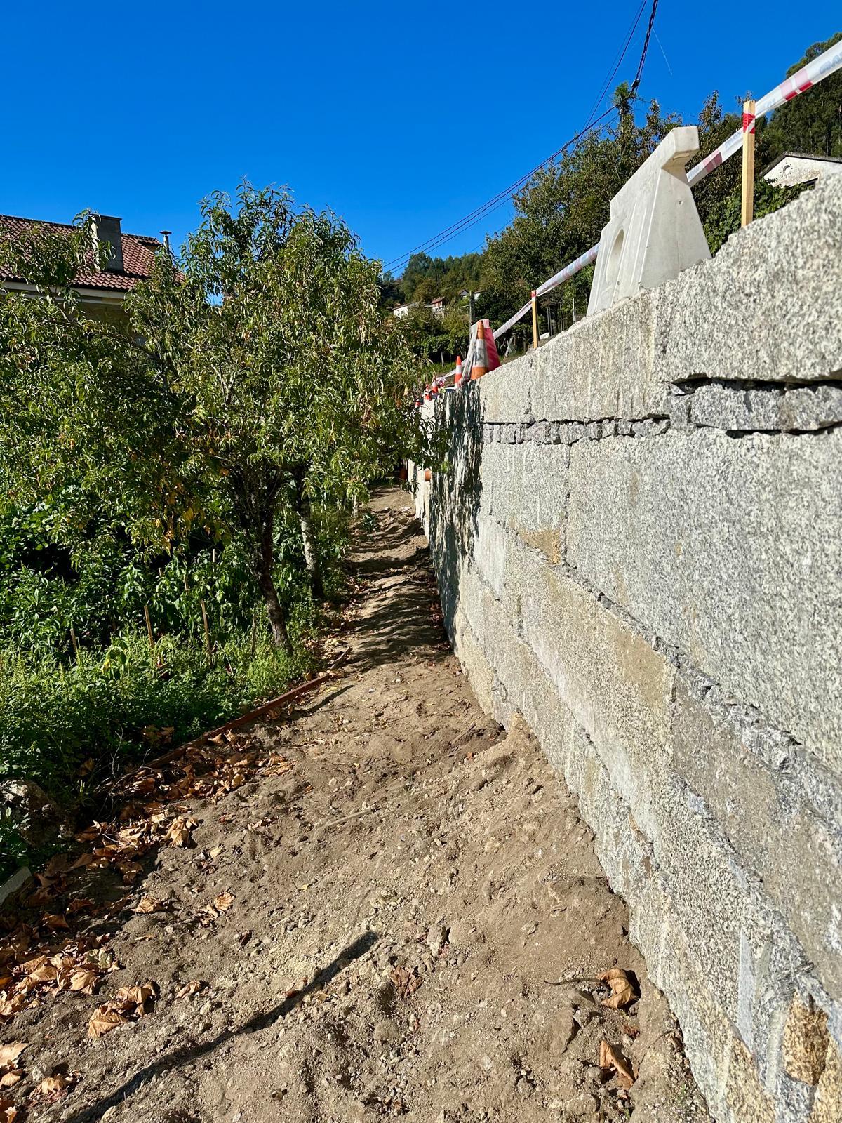 O Alcalde visita as obras de reconstrucción dun muro de contención e pavimentación de vial en Pintelos - Valeixe
