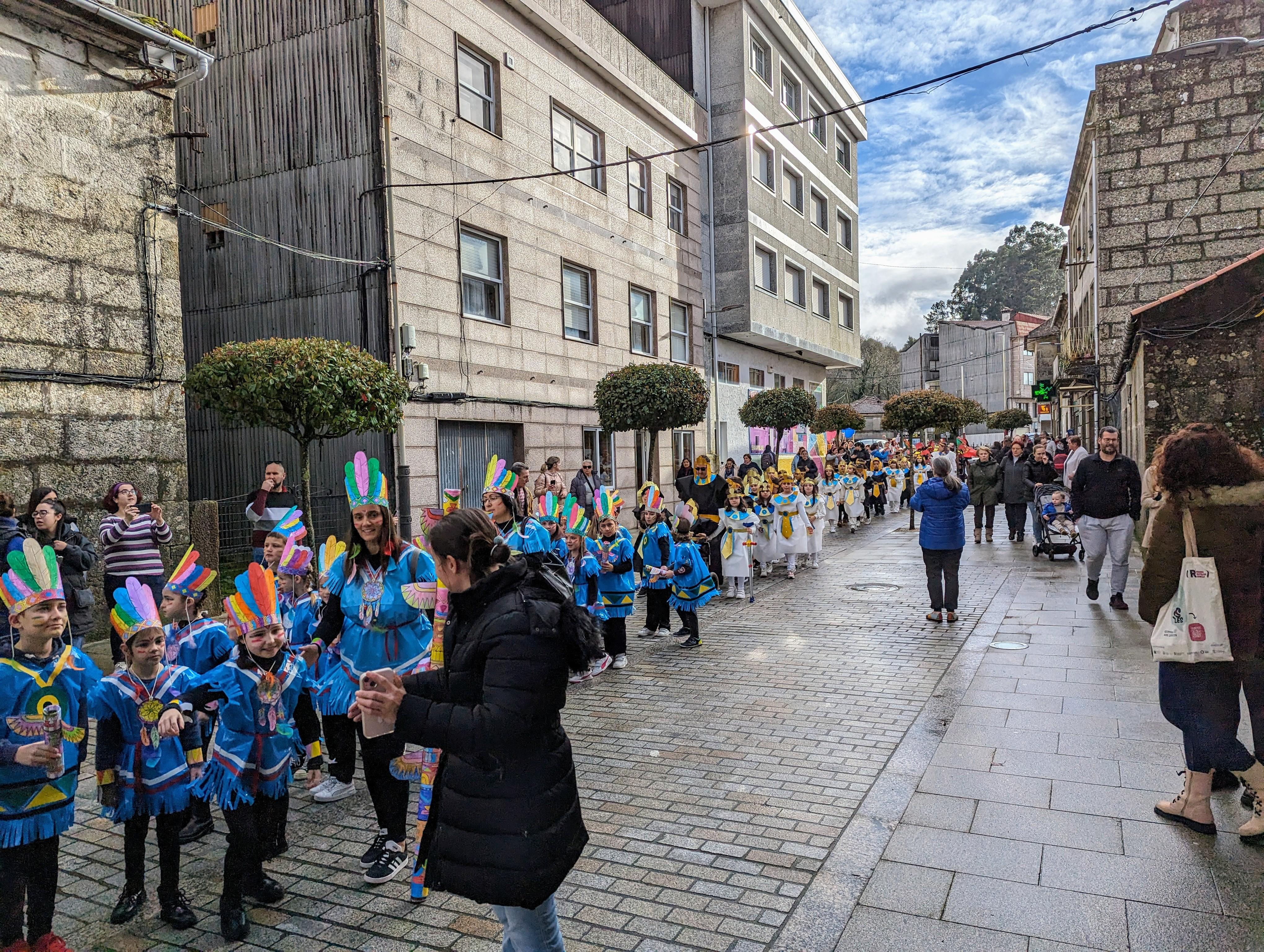 @s alumn@s do CPI da Cañiza acompañados dos profesores e a directora do Centro celebraron esta mañá o seu entroido cun desfile polas principais rúas da Cañiza.