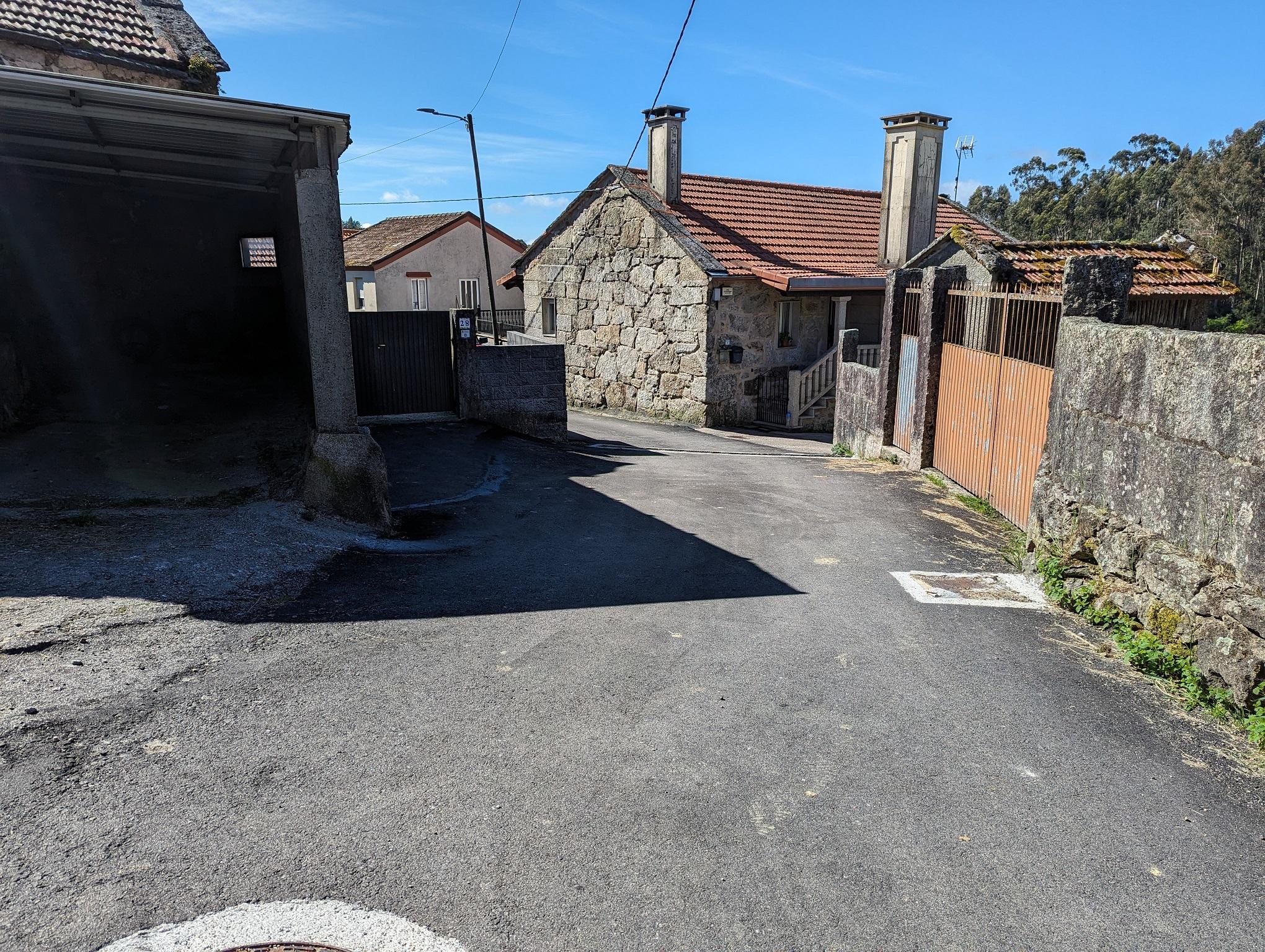 Rematan as obras de mellora dos camiños de Raposeiras en Achas, Aldeíña e o acceso Senande – Xesteira en Petán