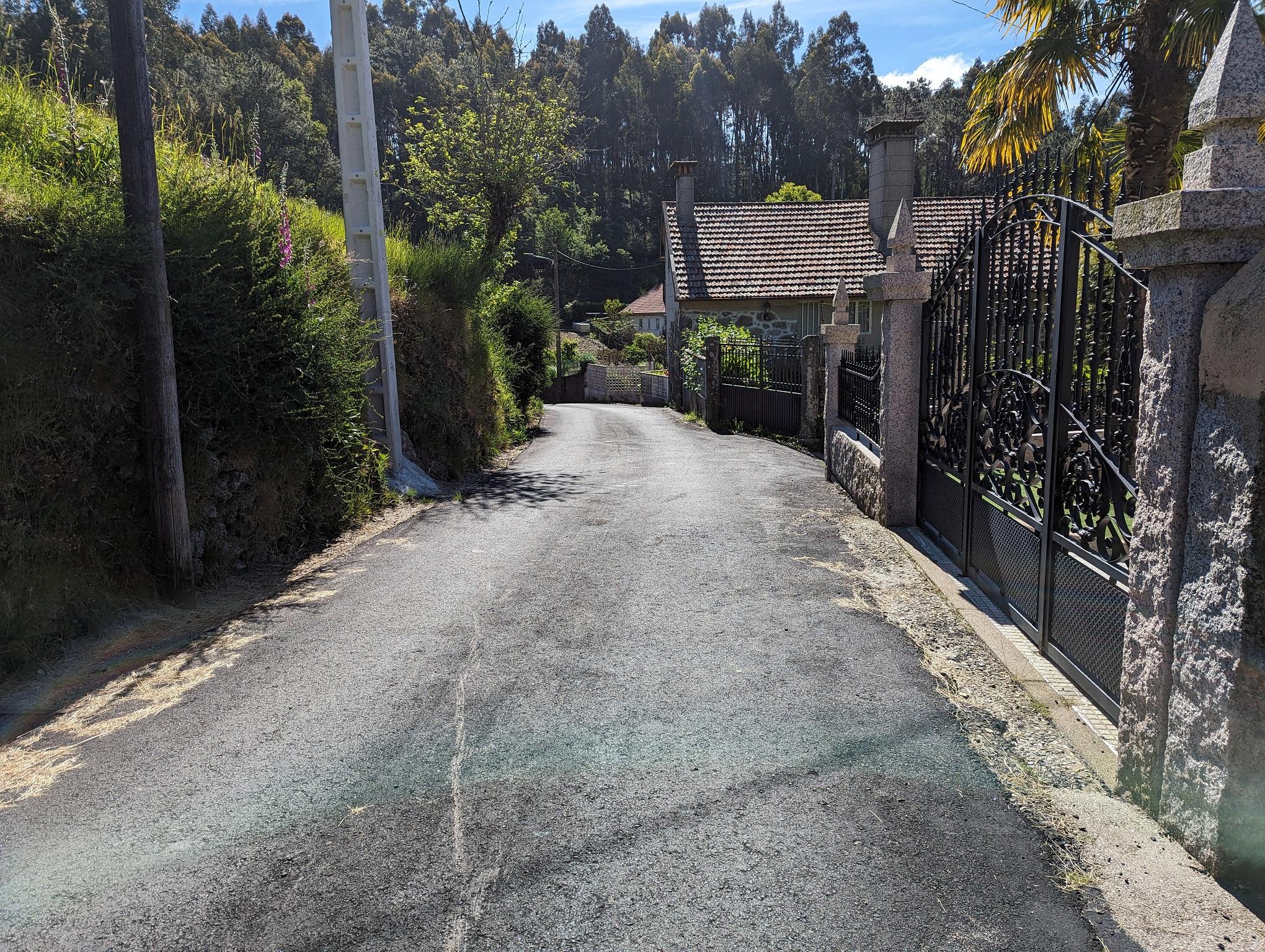 Rematan as obras de mellora dos camiños de Raposeiras en Achas, Aldeíña e o acceso Senande – Xesteira en Petán