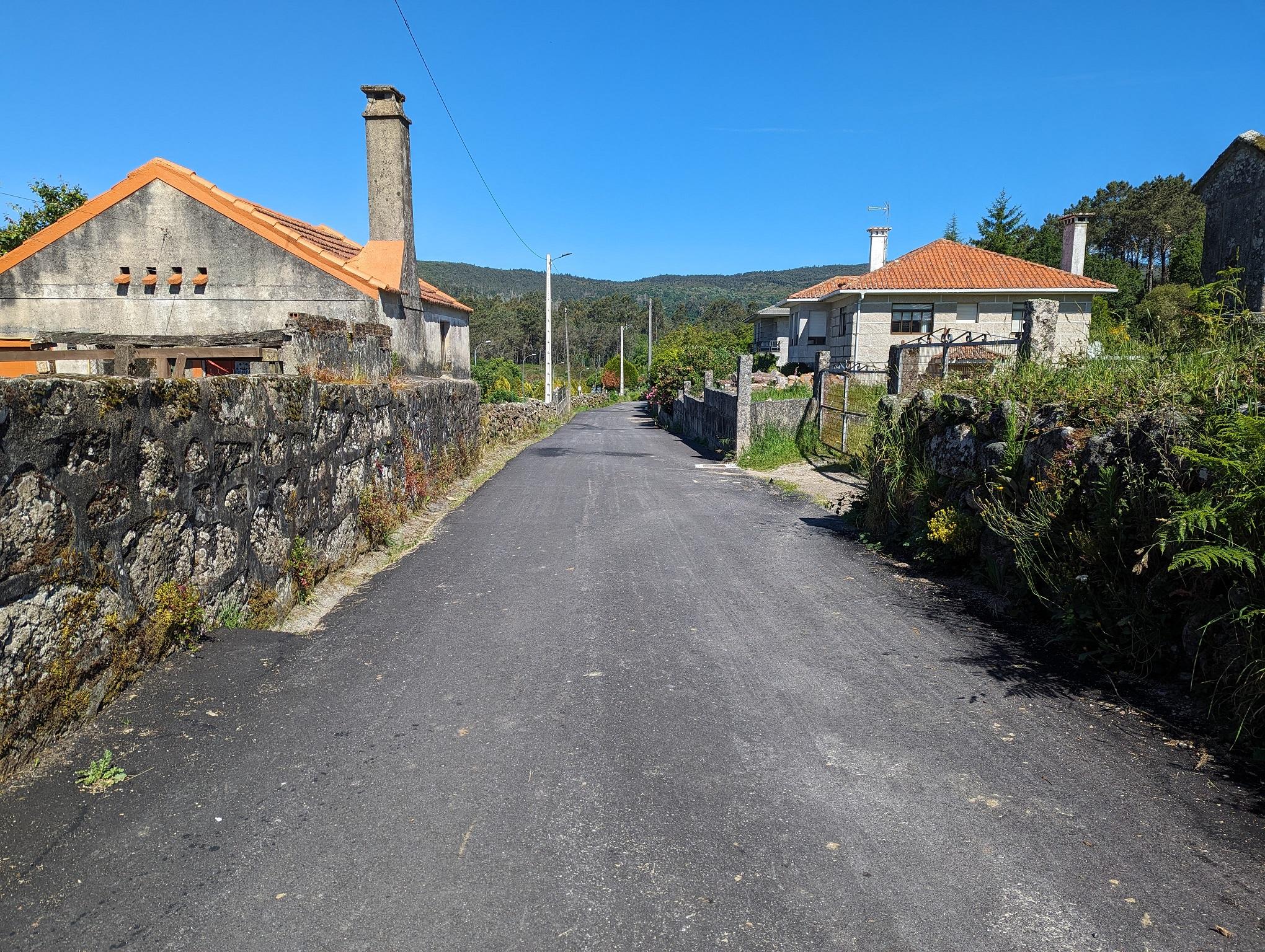 Rematan as obras de mellora dos camiños de Raposeiras en Achas, Aldeíña e o acceso Senande – Xesteira en Petán