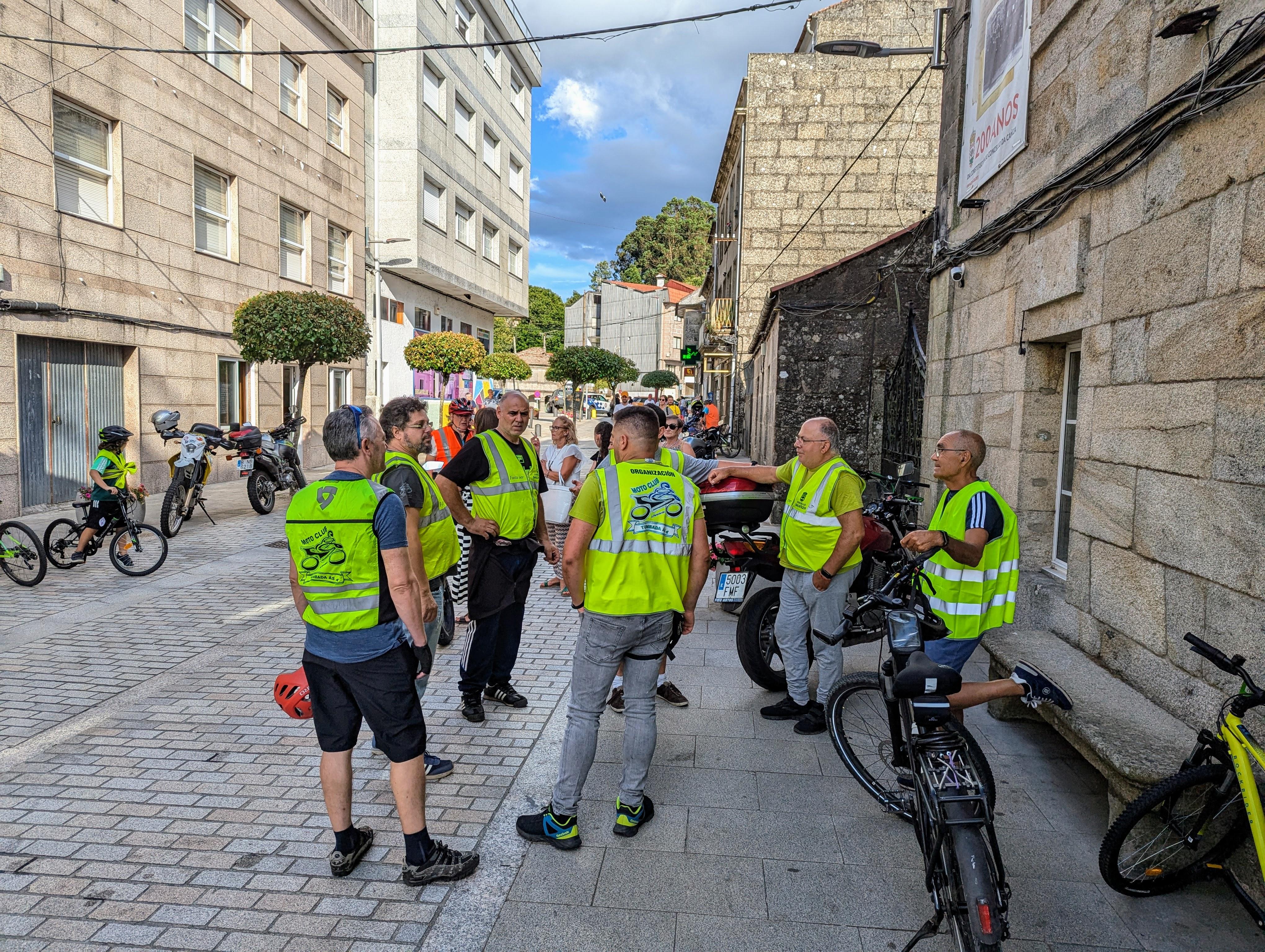 Medio centenar de nenos e nenas participaron onte na FESTA DA BICI cun paseo pola Cañiza e a súa contorna