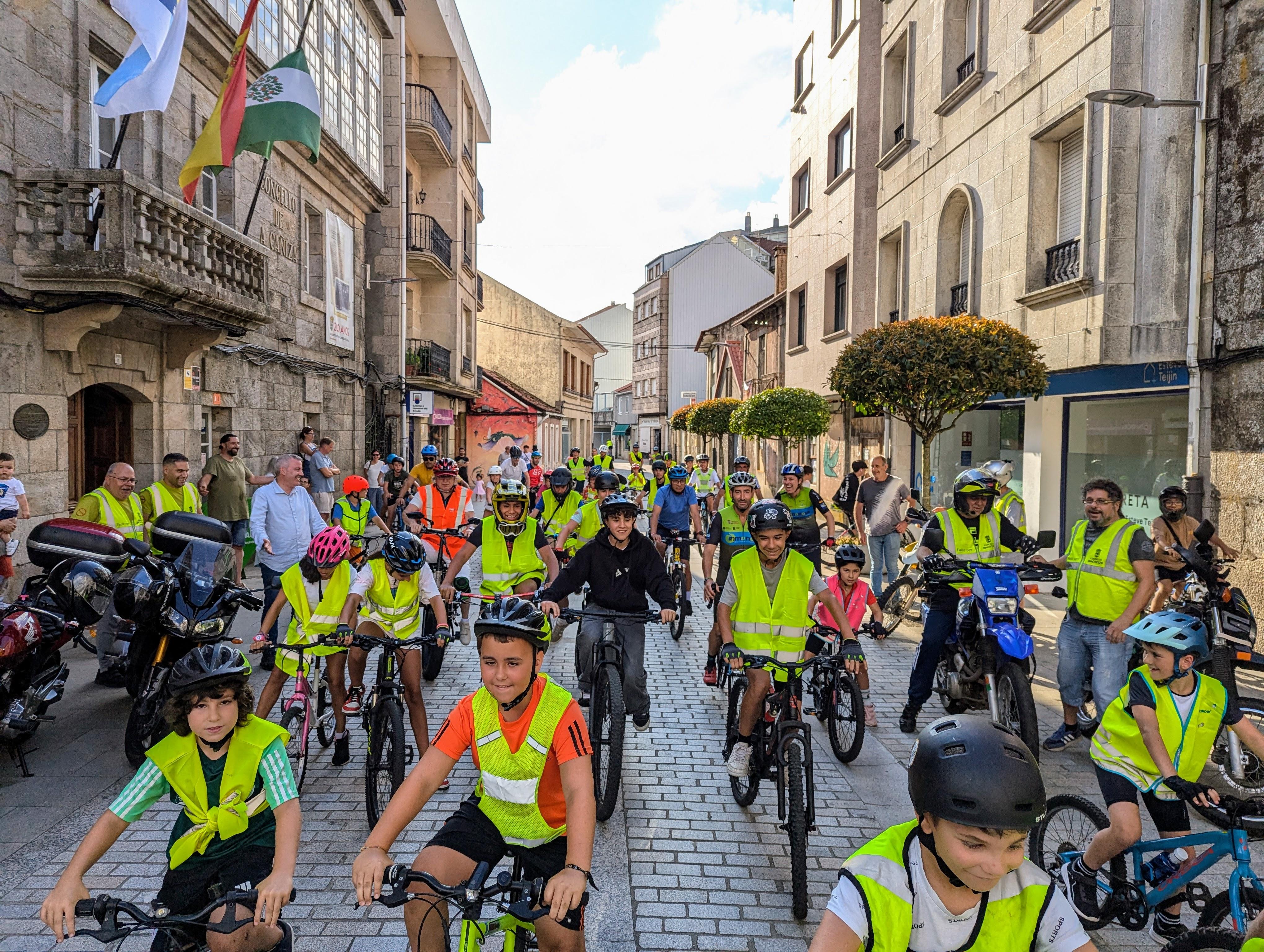 Medio centenar de nenos e nenas participaron onte na FESTA DA BICI cun paseo pola Cañiza e a súa contorna