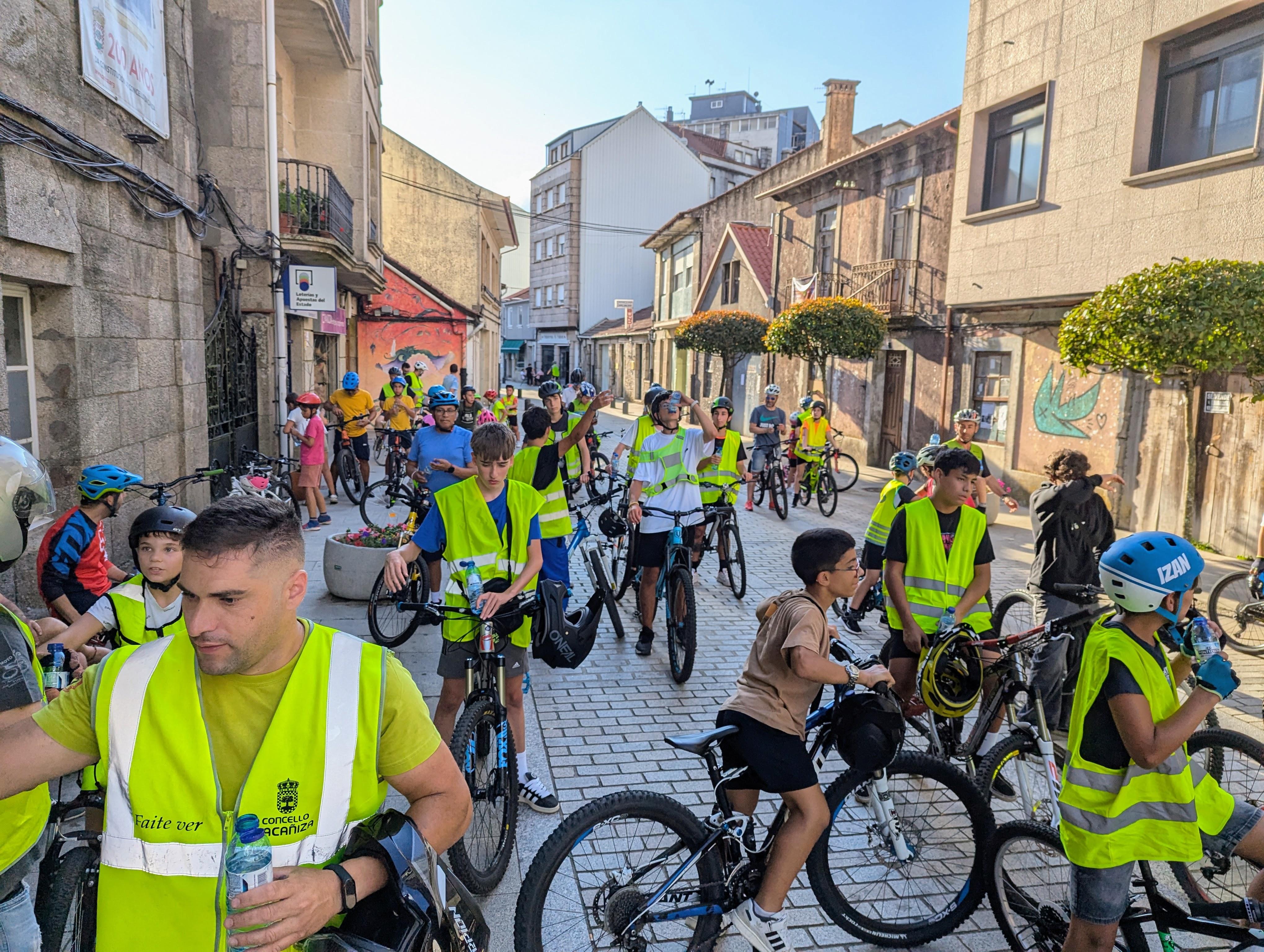 Medio centenar de nenos e nenas participaron onte na FESTA DA BICI cun paseo pola Cañiza e a súa contorna