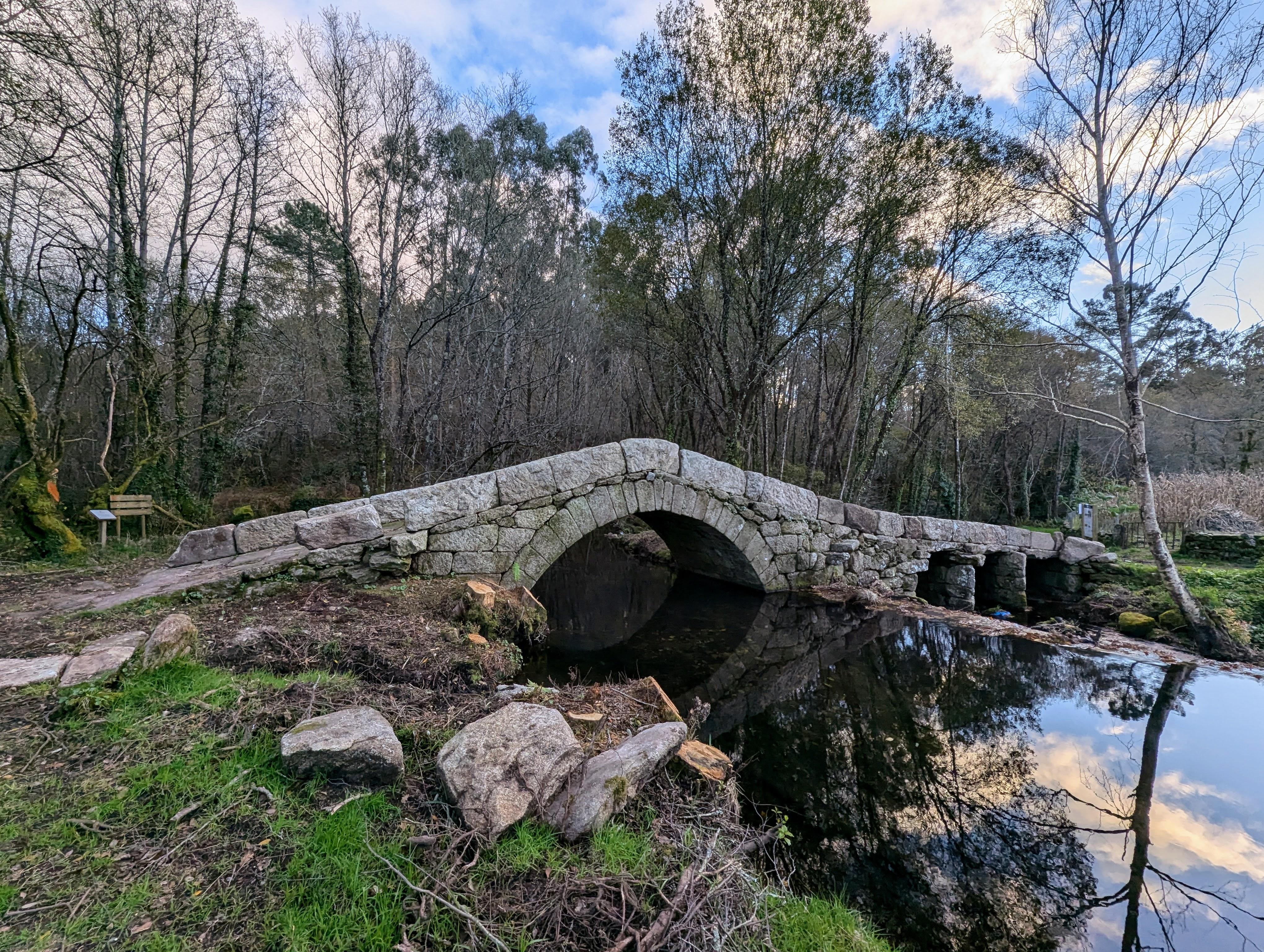 Visitamos a Ponte Medieval de Noceifas tras rematar os traballos de limpeza e recuperación da súa contorna