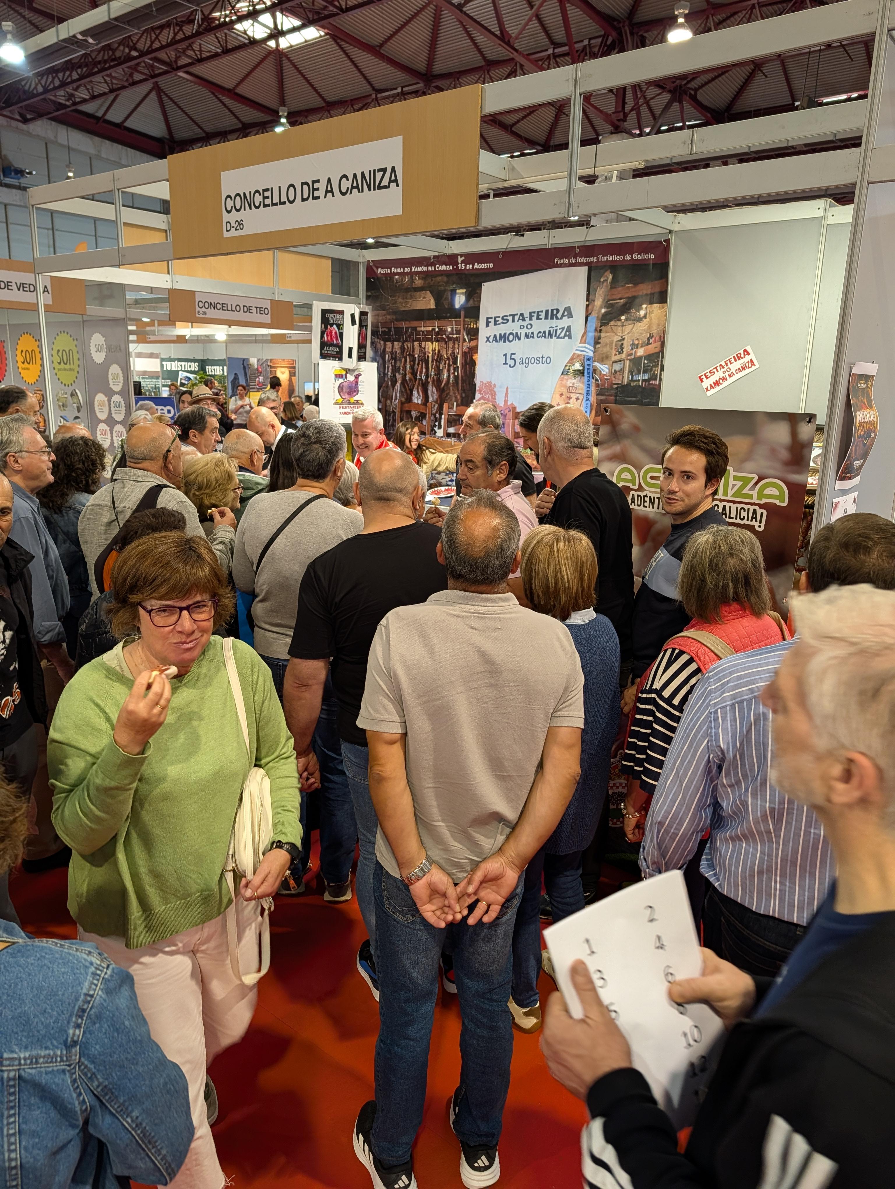 A Feira do Xamón da Caniza promociona a súa 60ª edición en FESTUR, o maior escaparate do turismo festivo de Galicia