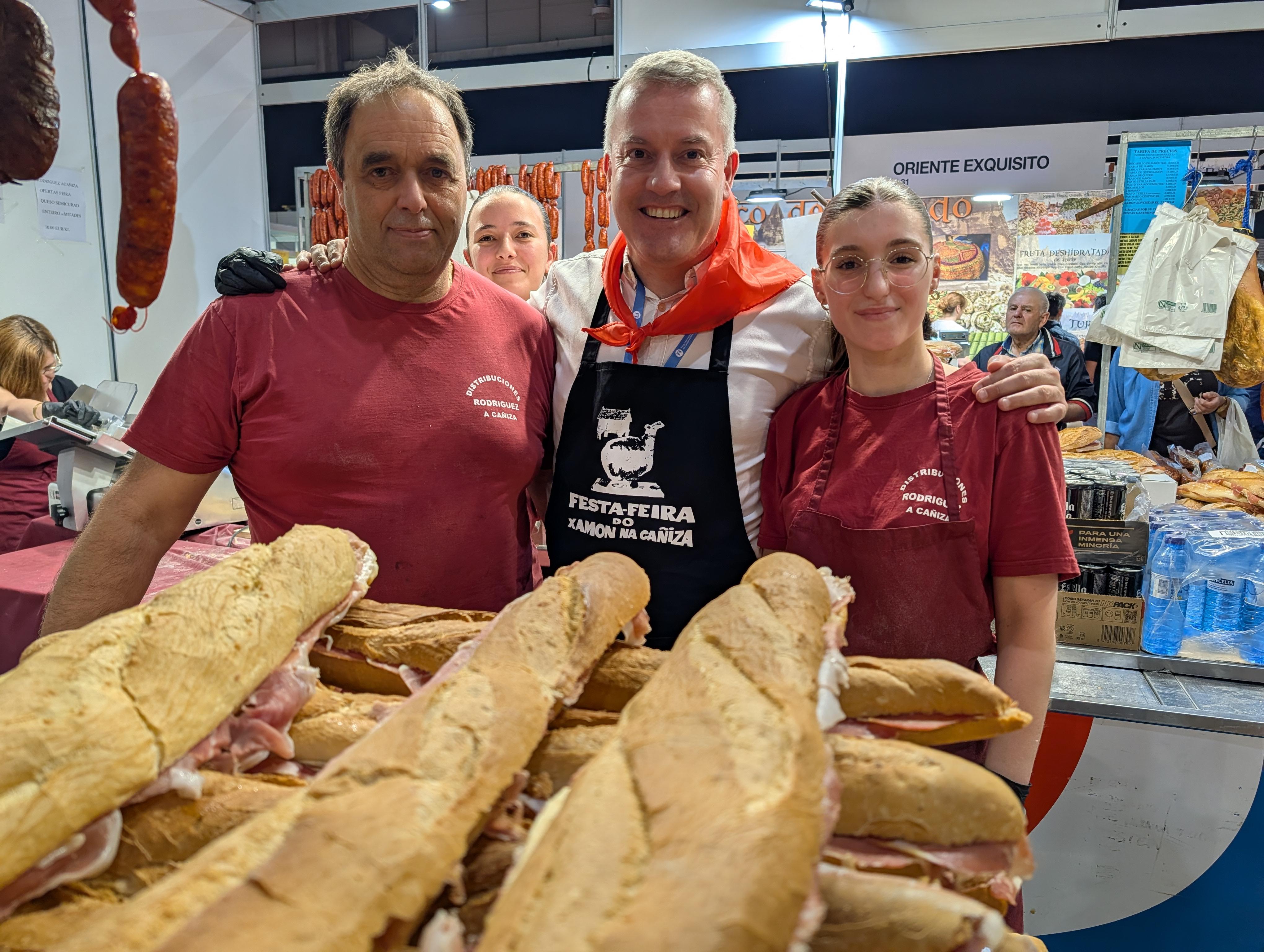 A Feira do Xamón da Caniza promociona a súa 60ª edición en FESTUR, o maior escaparate do turismo festivo de Galicia