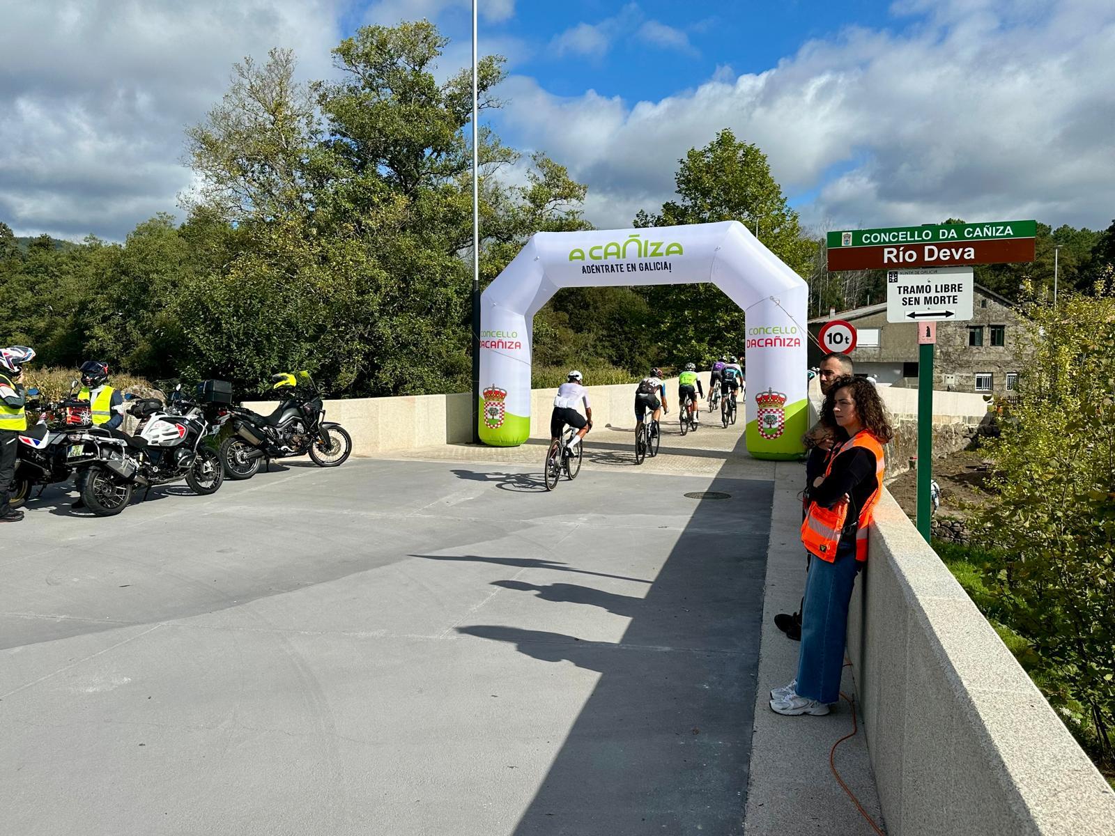 O “Monção e Melgaço Granfondo 2025” fixo parada na Cañiza cun gran avituallamento na Ponte das Achas, reforzando a promoción do Xamón da Cañiza