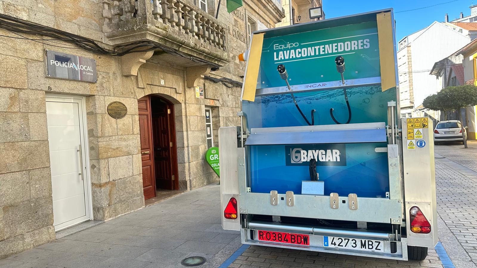 O Alcalde recepciona o novo remolque lavacontedores destinado ao Servizo Municipal de Recollida do Lixo  O equipamento permitirá mellorar a limpeza e hixiene dos colectores municipais.  A mesma subvención do Fondo de Compensación Ambiental financia tamén a adquisición de sete desbrozadoras de man para reforzar os traballos de limpeza de maleza.  O Alcalde Luis Piña recepcionou onte, 19 de outubro, o novo remolque lavacontedores que se incorporará ao Servizo Municipal de Recollida do Lixo, unha adquisición d