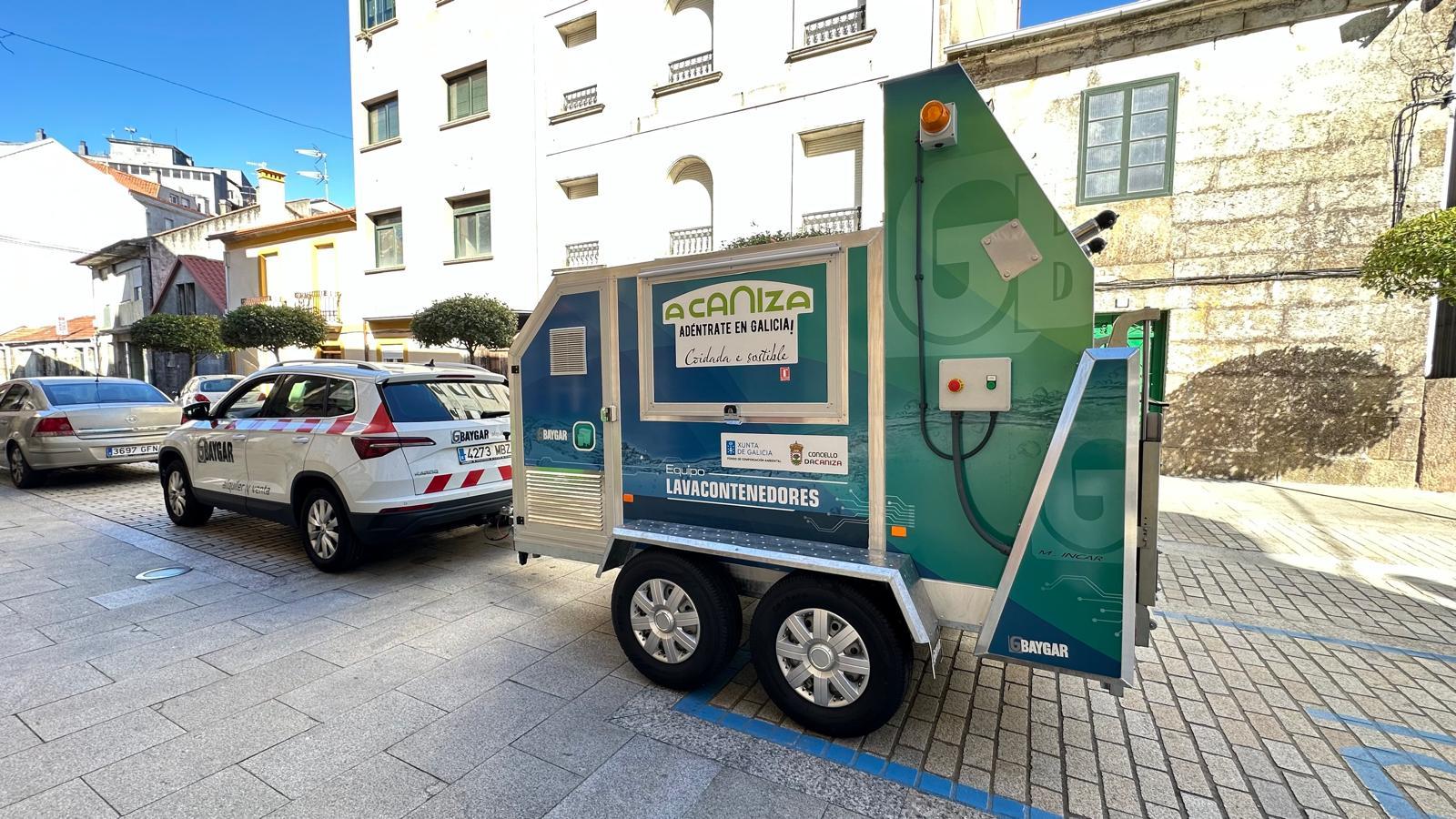 O Alcalde recepciona o novo remolque lavacontedores destinado ao Servizo Municipal de Recollida do Lixo  O equipamento permitirá mellorar a limpeza e hixiene dos colectores municipais.  A mesma subvención do Fondo de Compensación Ambiental financia tamén a adquisición de sete desbrozadoras de man para reforzar os traballos de limpeza de maleza.  O Alcalde Luis Piña recepcionou onte, 19 de outubro, o novo remolque lavacontedores que se incorporará ao Servizo Municipal de Recollida do Lixo, unha adquisición d