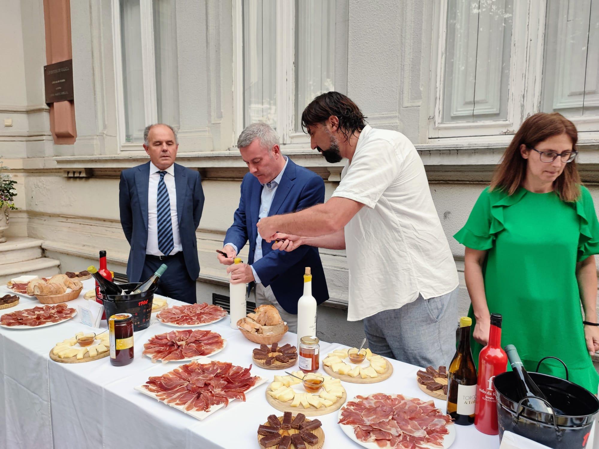 O Alcalde e Concelleiros do Goberno preparando a degustación ante a atenta mirada do Presidente do Centro