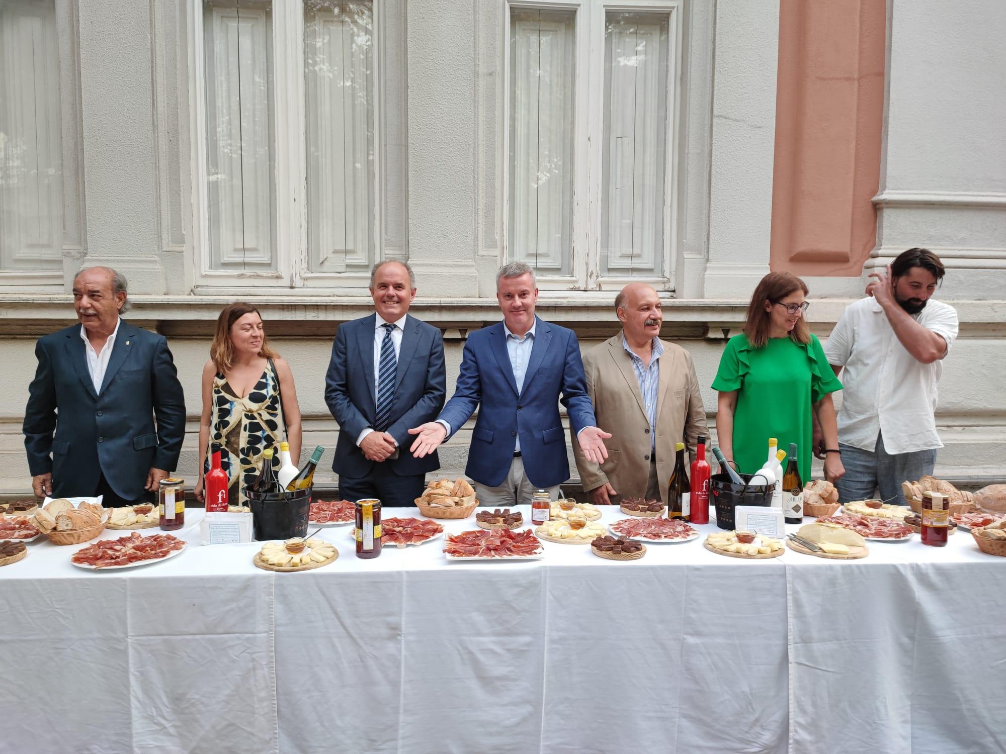 Alcalde, Concelleiros e Presidente e Vicepresidente do Centro Galego antes de comezar a degustacion