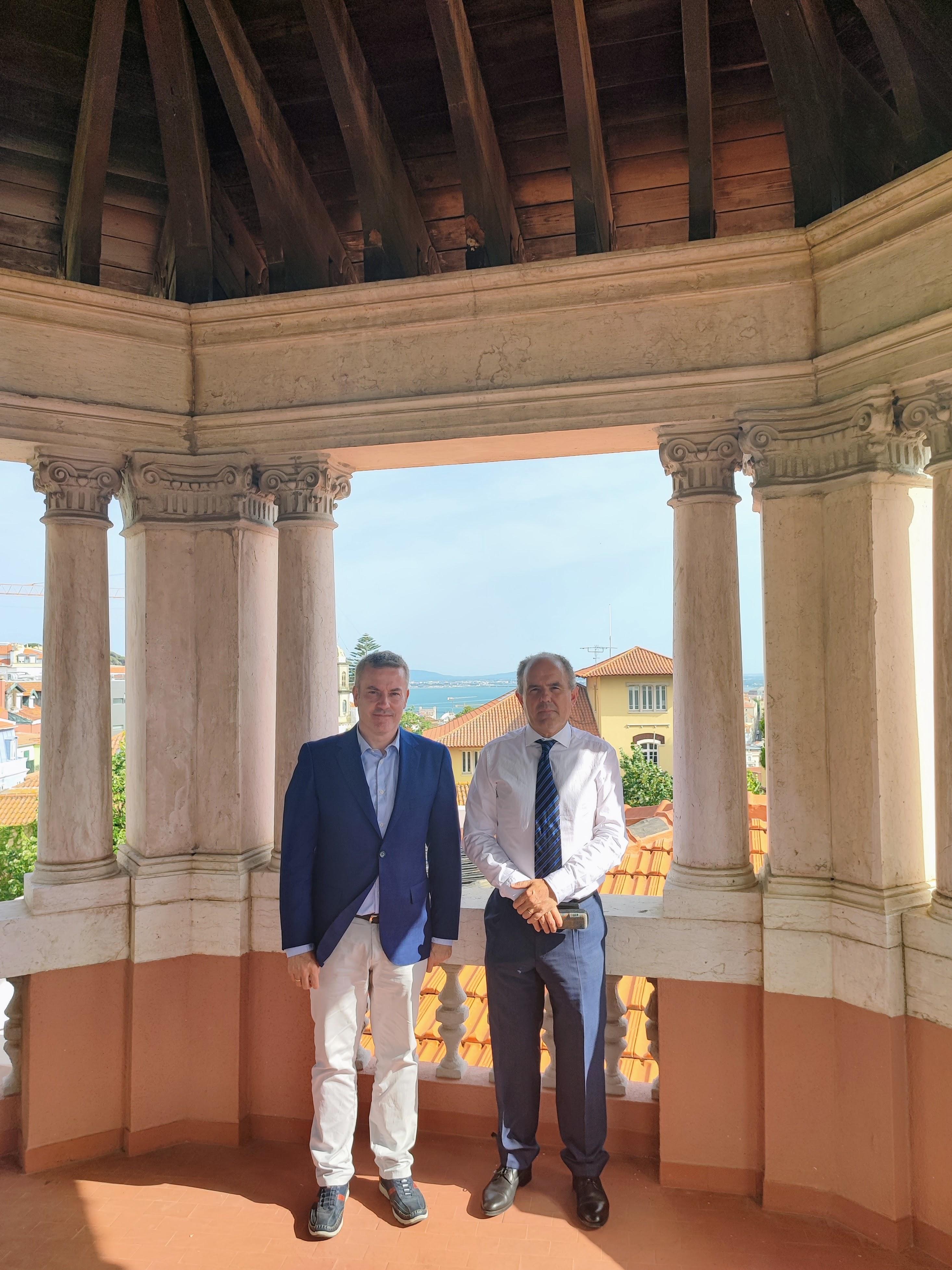 O Alcalde Luis Piña e o Presidente do Centro Galego Jesus Luis Bescos na cúpula do Palacete